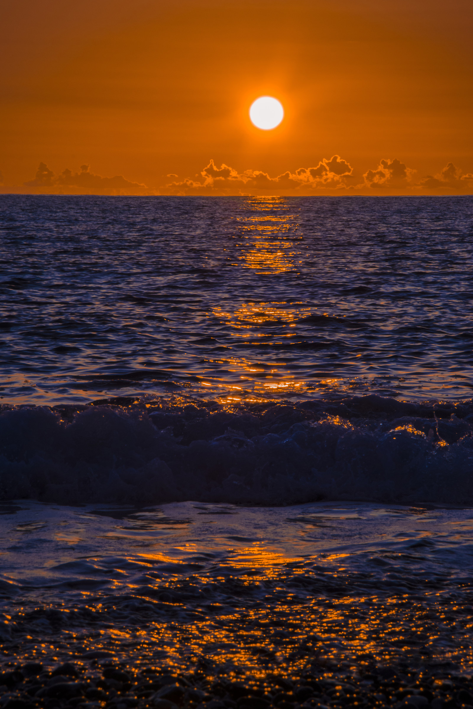 Un cielo arancione in un mare azzurro