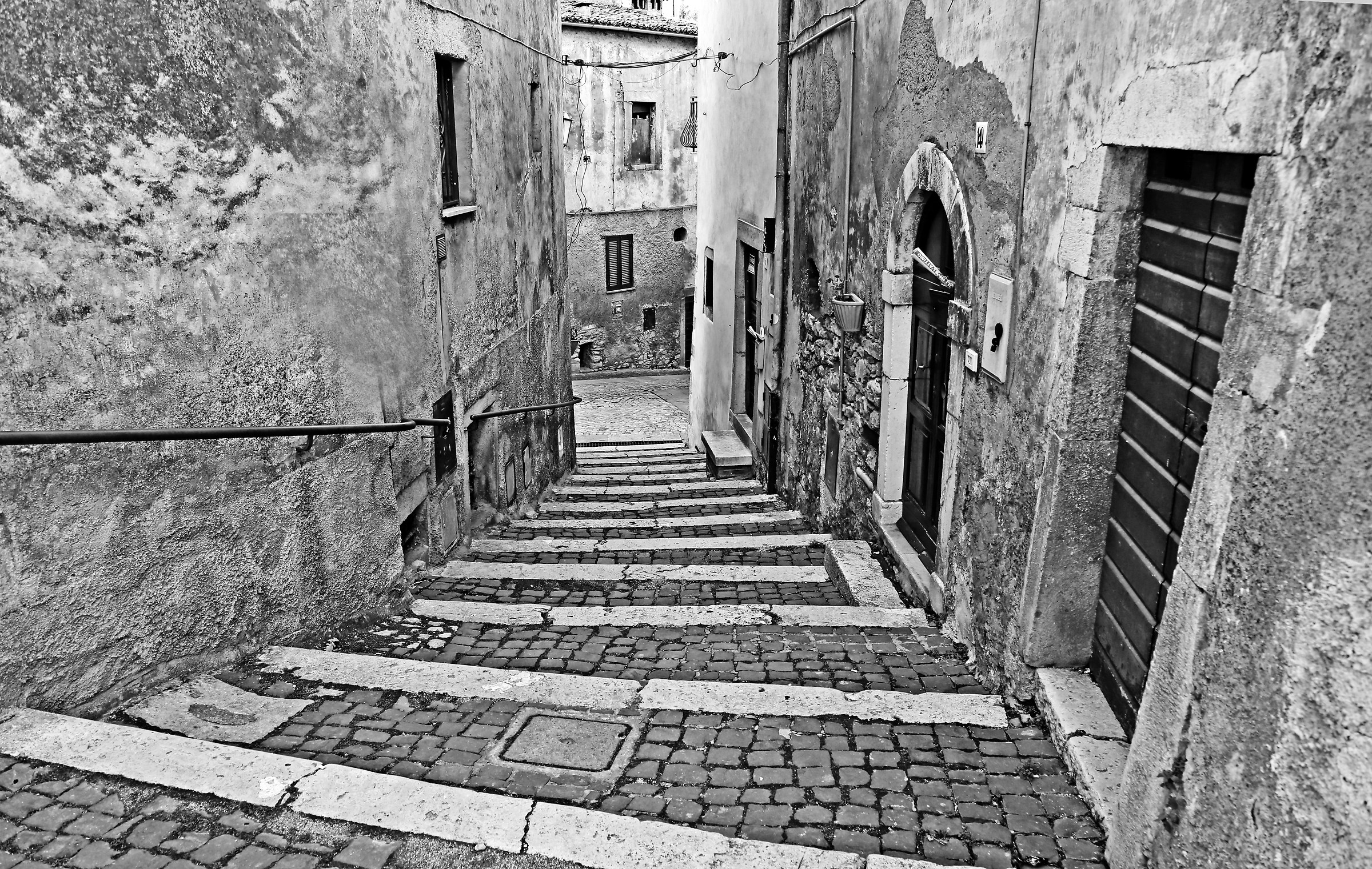 Giù per l'antico borgo