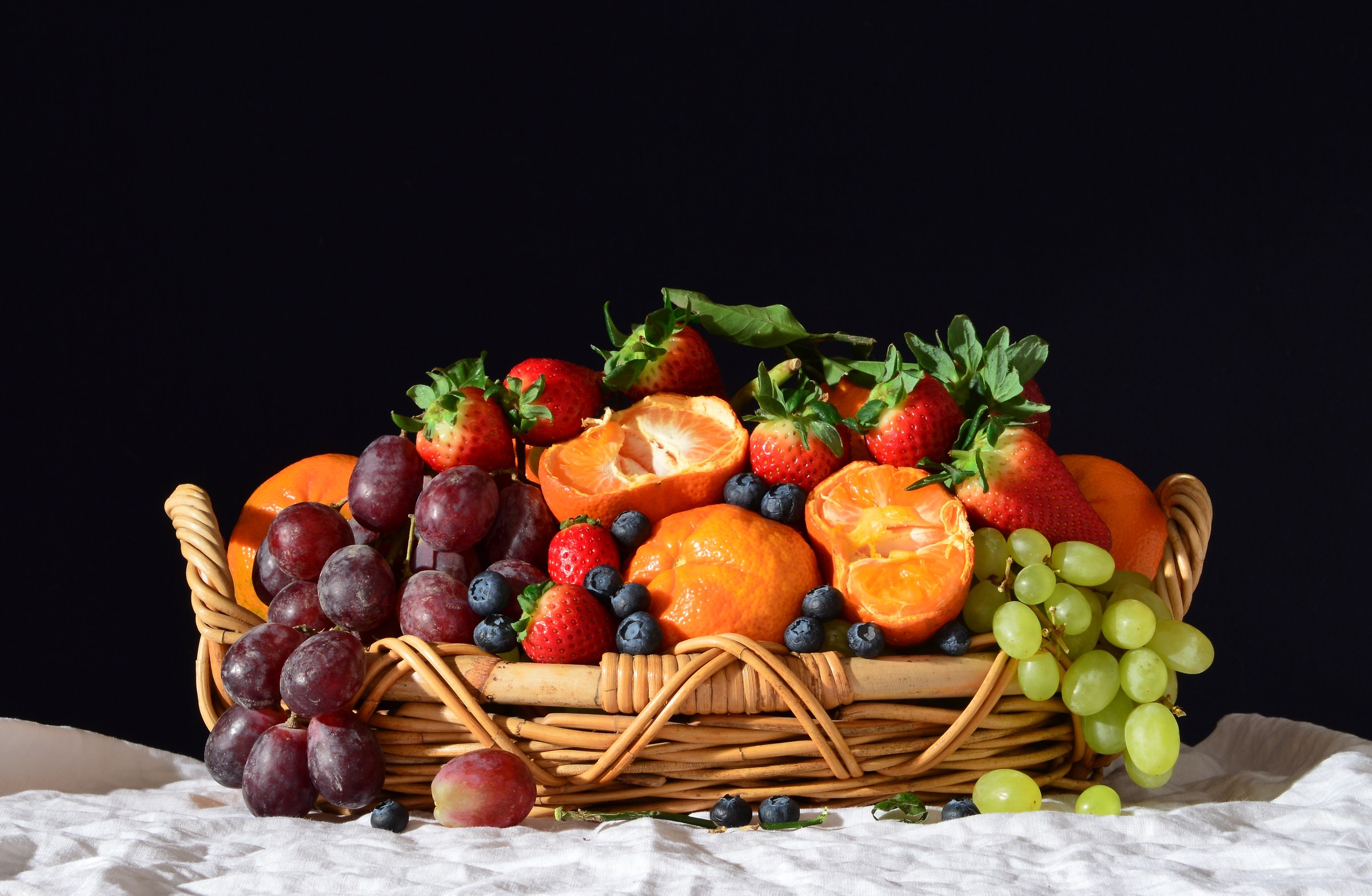 Grapes, strawberries and mandarin 4