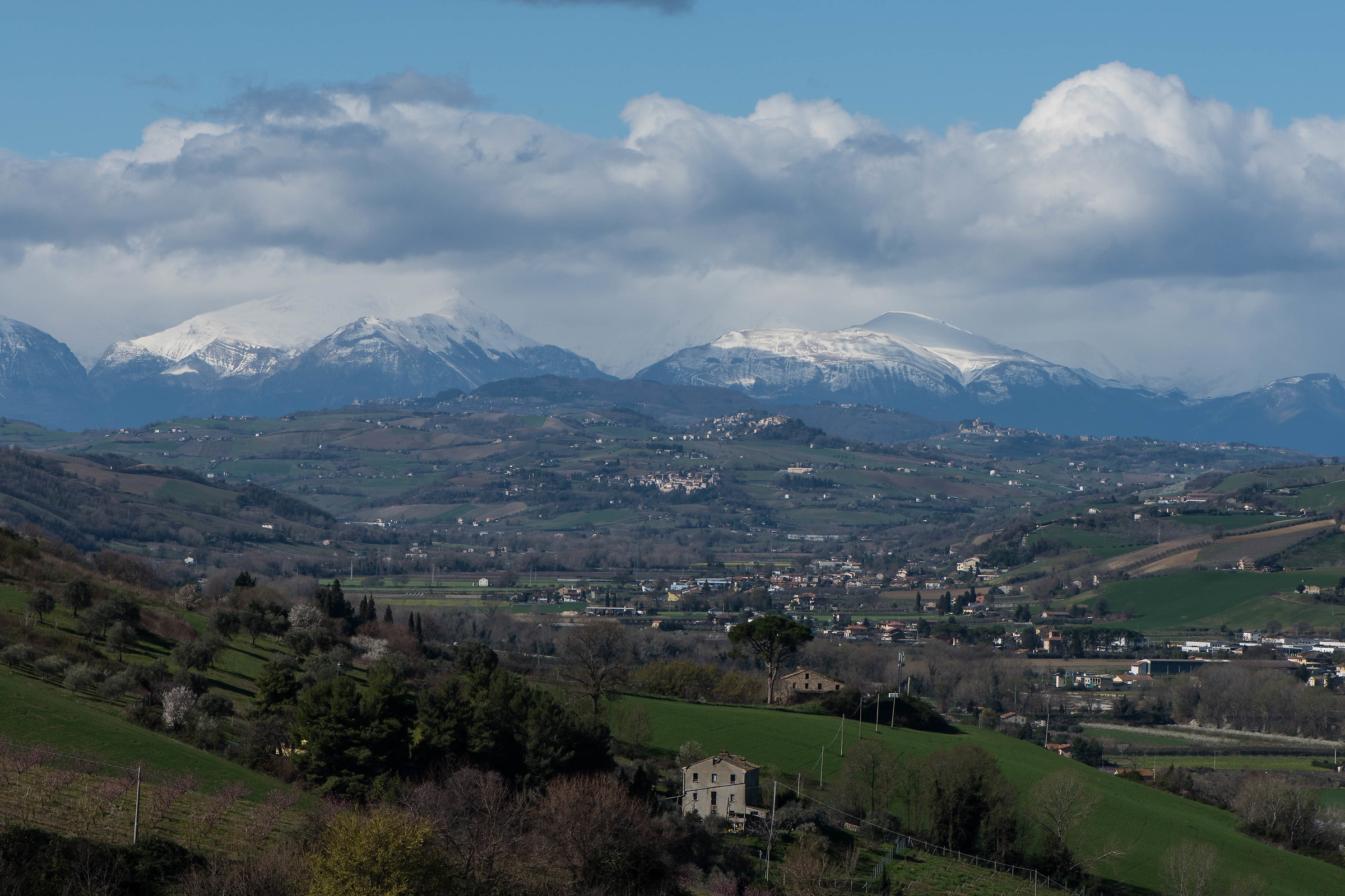 La Valle del fiume Aso con vista dei Monti Sibillini