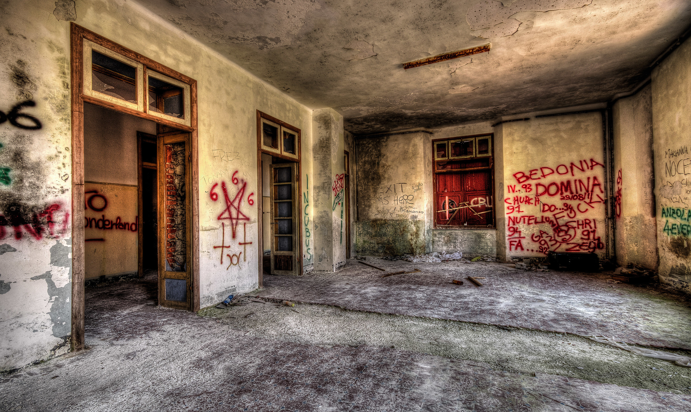 La colonia degli orrori...scritte demenziali...