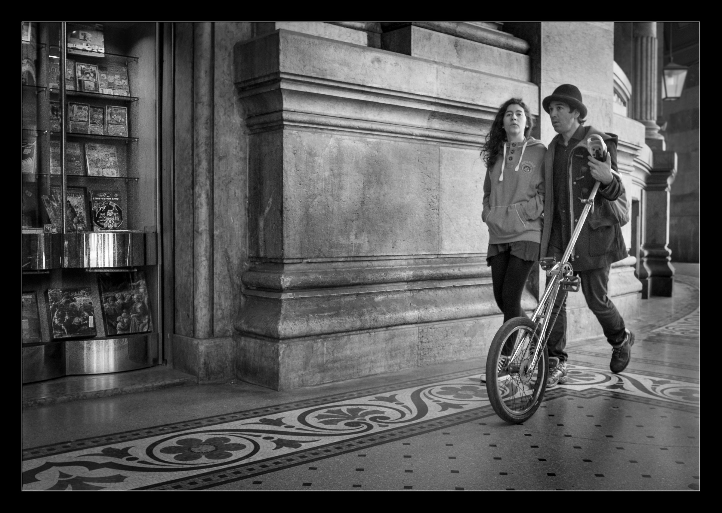 Ragazzo con monociclo