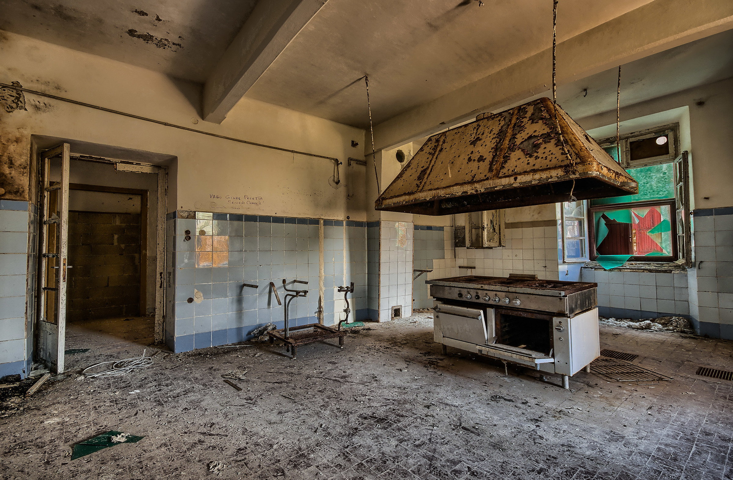 La colonia degli orrori...cucina abbandonata