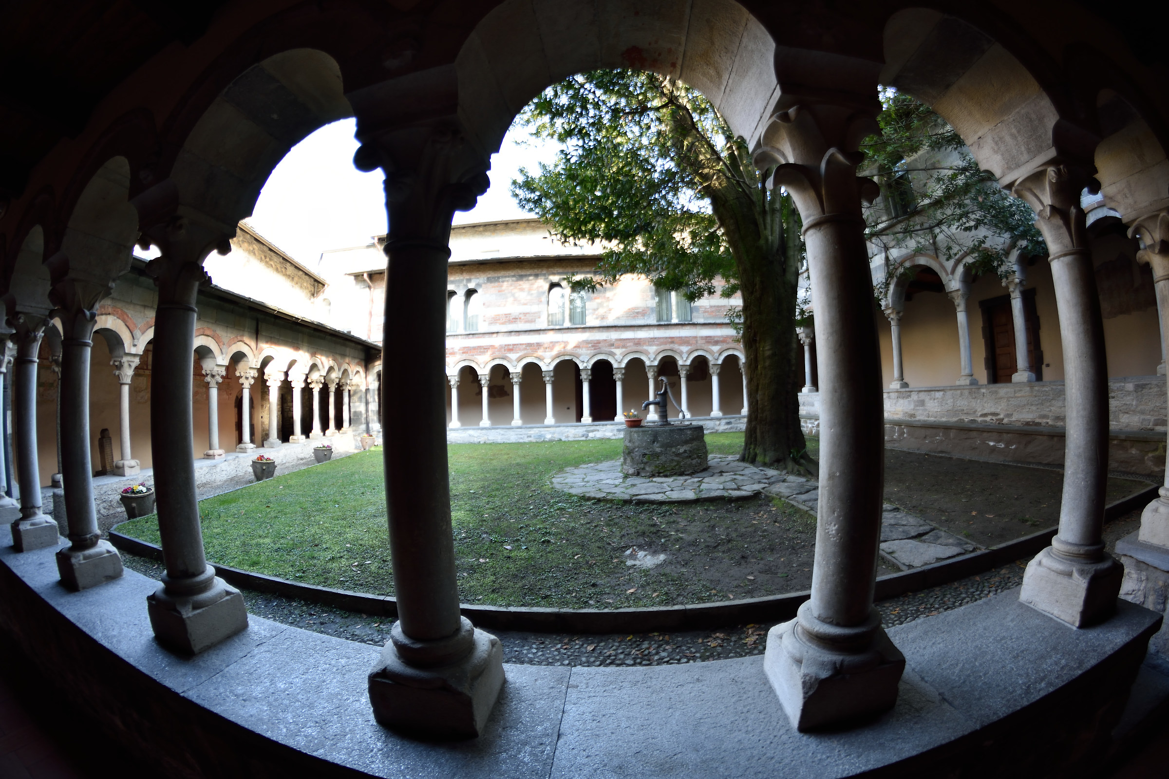 Chiostro Abbazia di Piona (2)