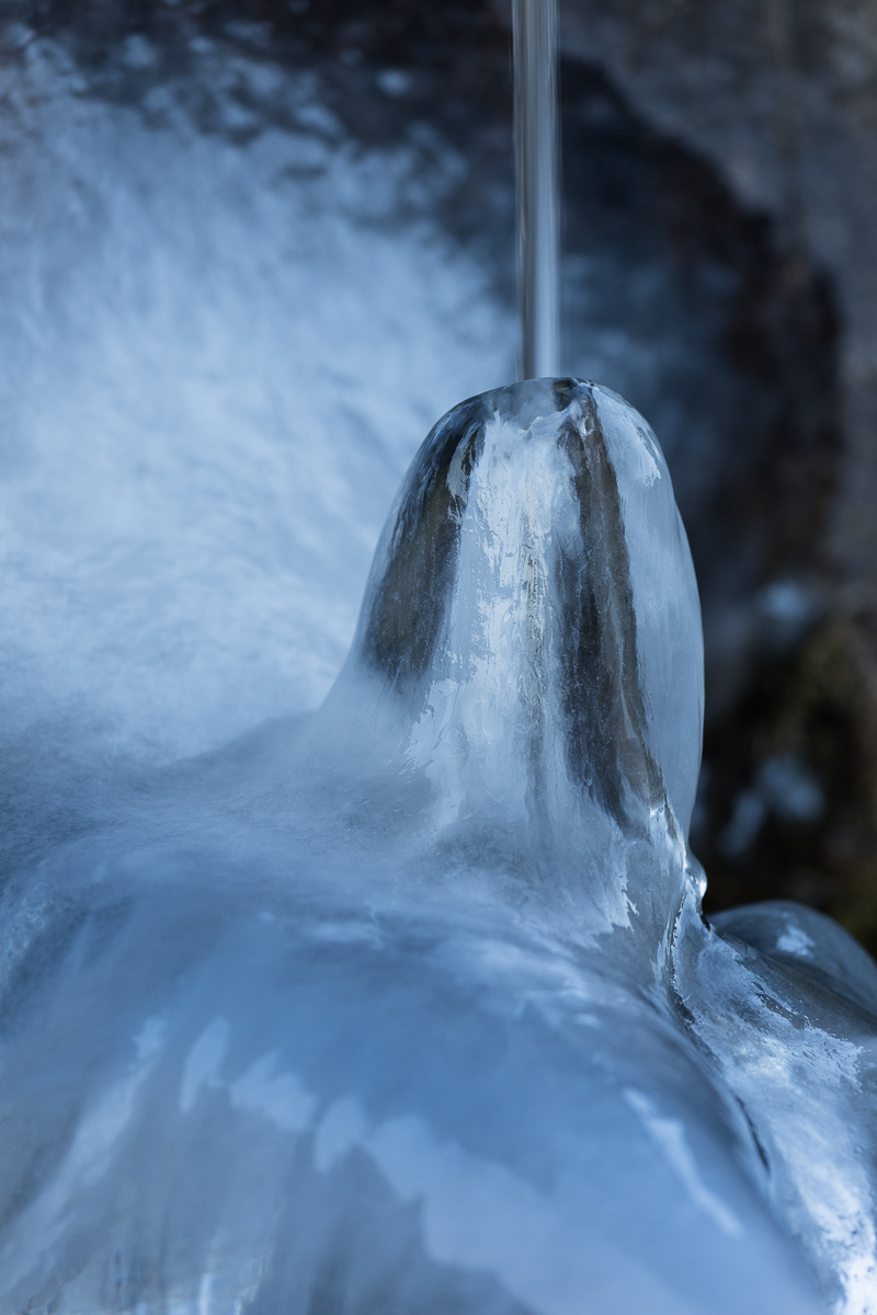 Frost becomes sculptor and creates a glass of ice
