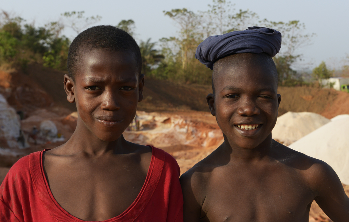 Ragazzi che lavorano nella cava di sabbia