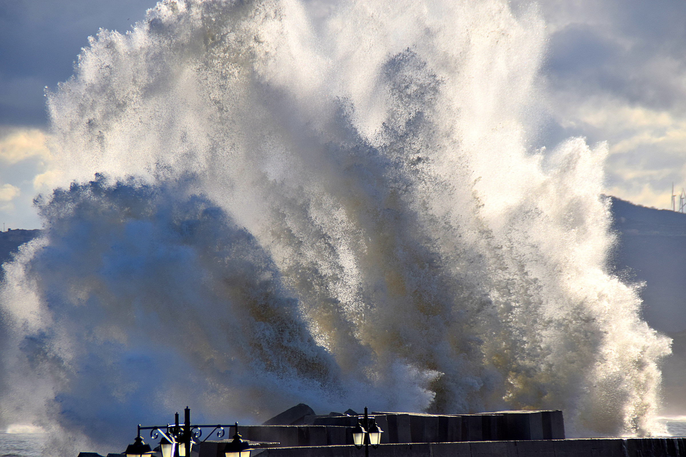 Onda così alta da fondersi alle nuvole..