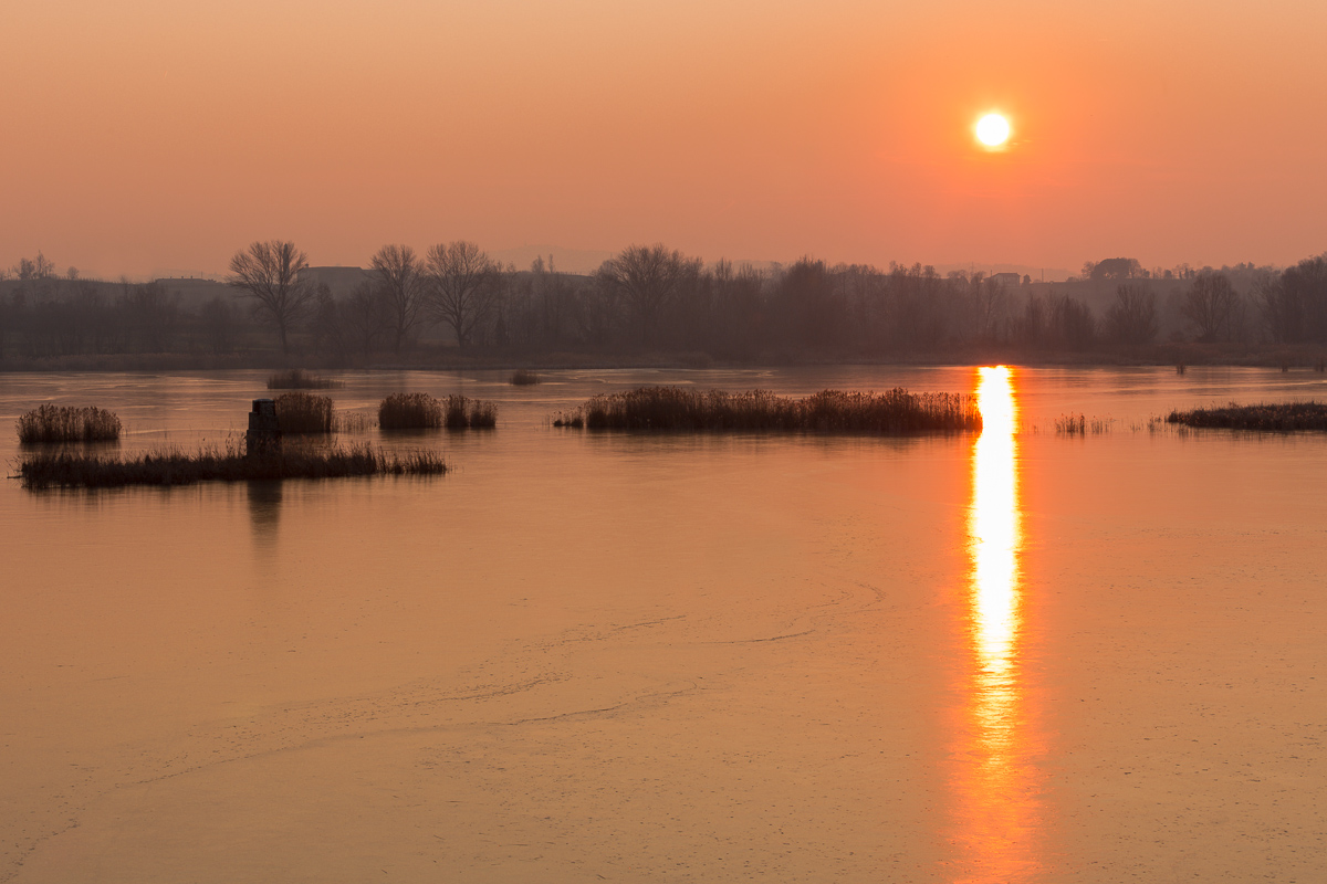 Frosty winter sunset to bogs Iseo ...