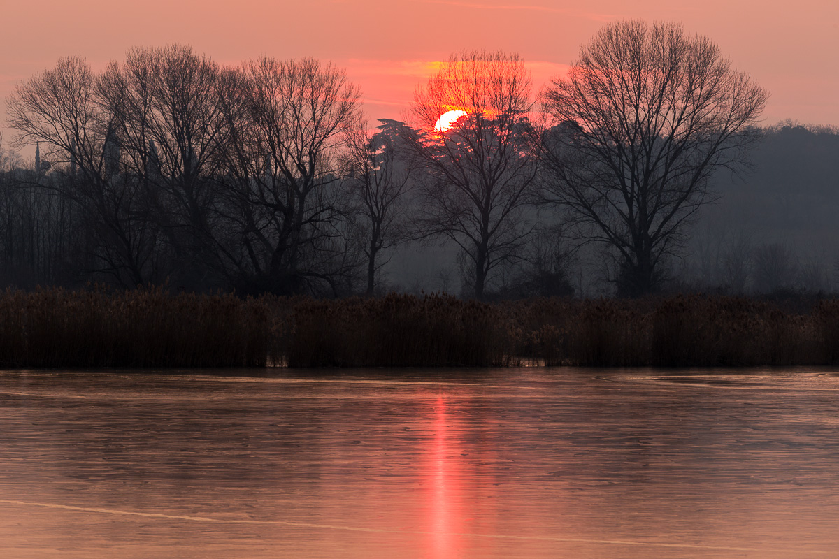 Frosty winter sunset to bogs Iseo ...