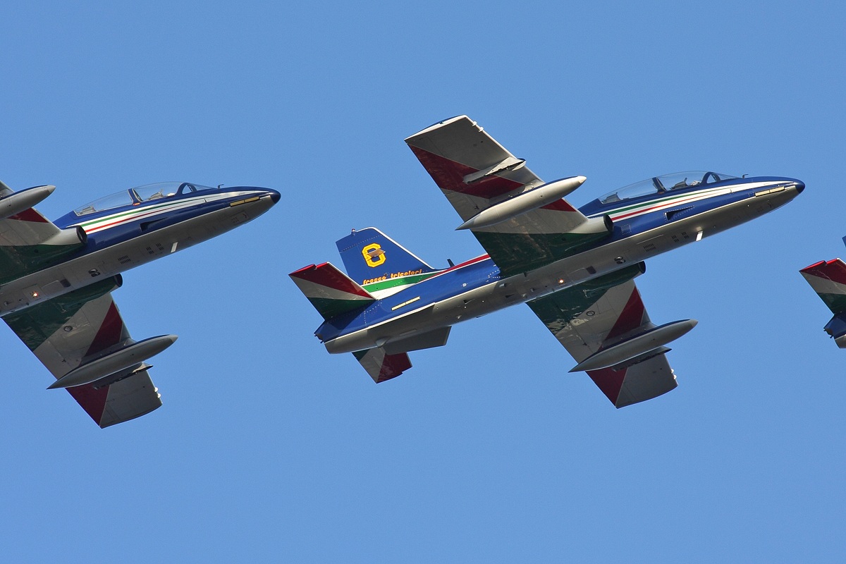 In row (Arrows tricolor)