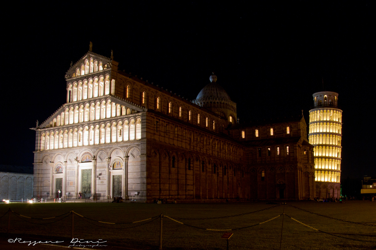 duomo e torre in notturna
