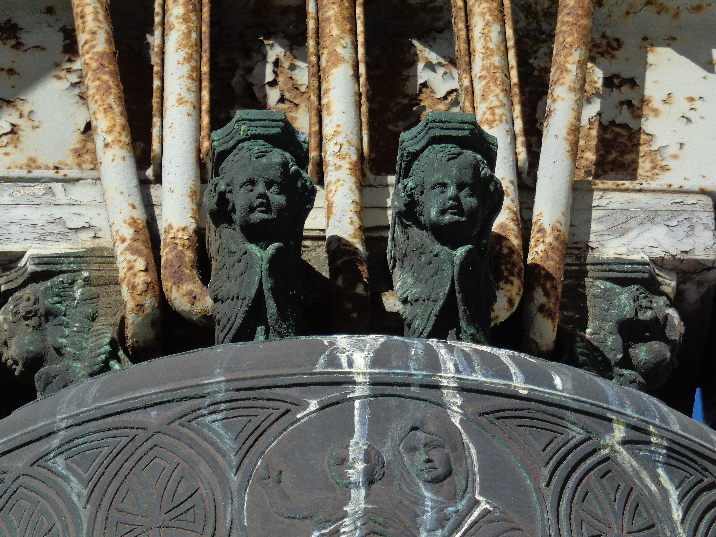 Er the big bell in Regina Apostolorum 2