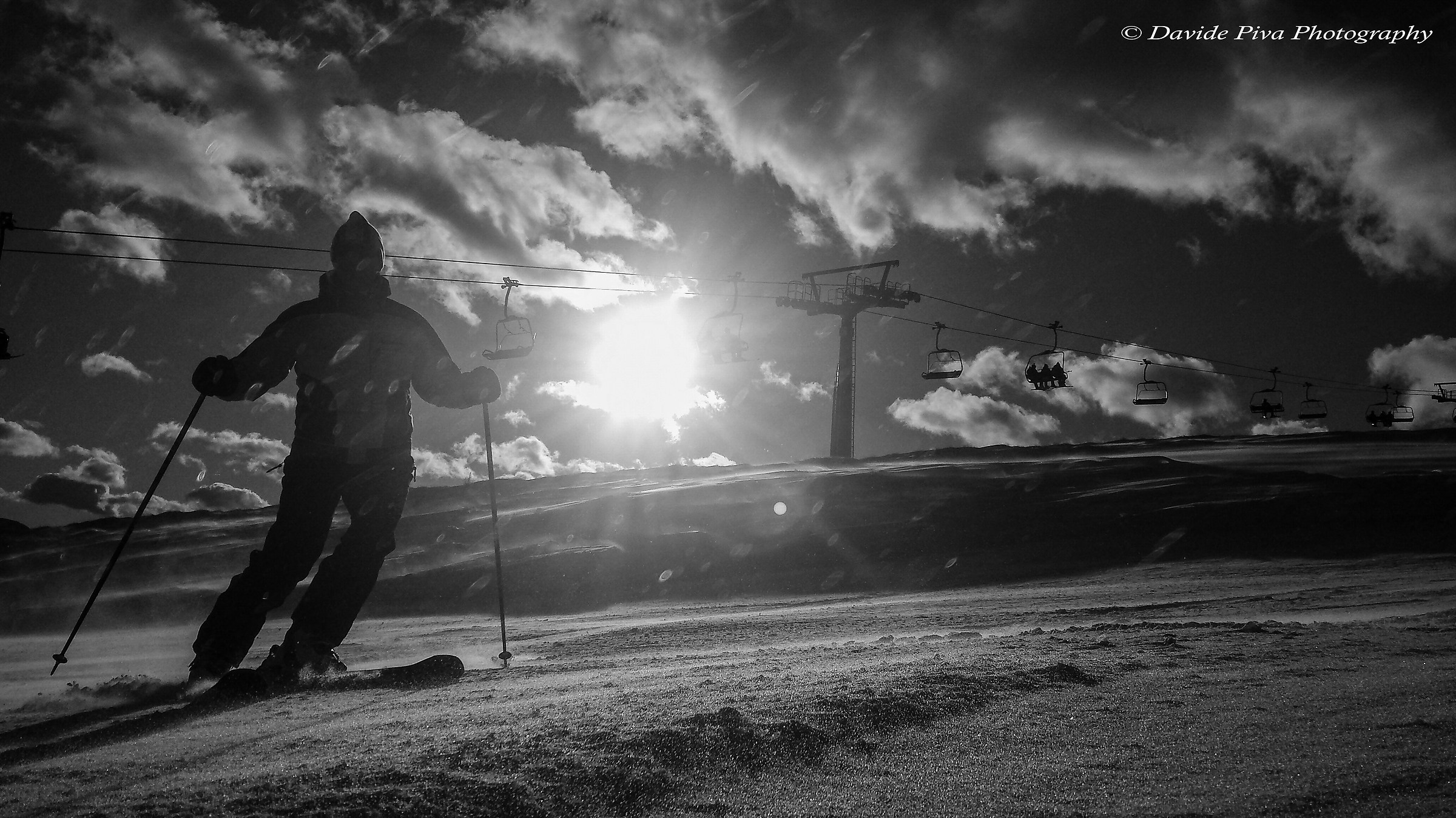 Descent between sun and snow