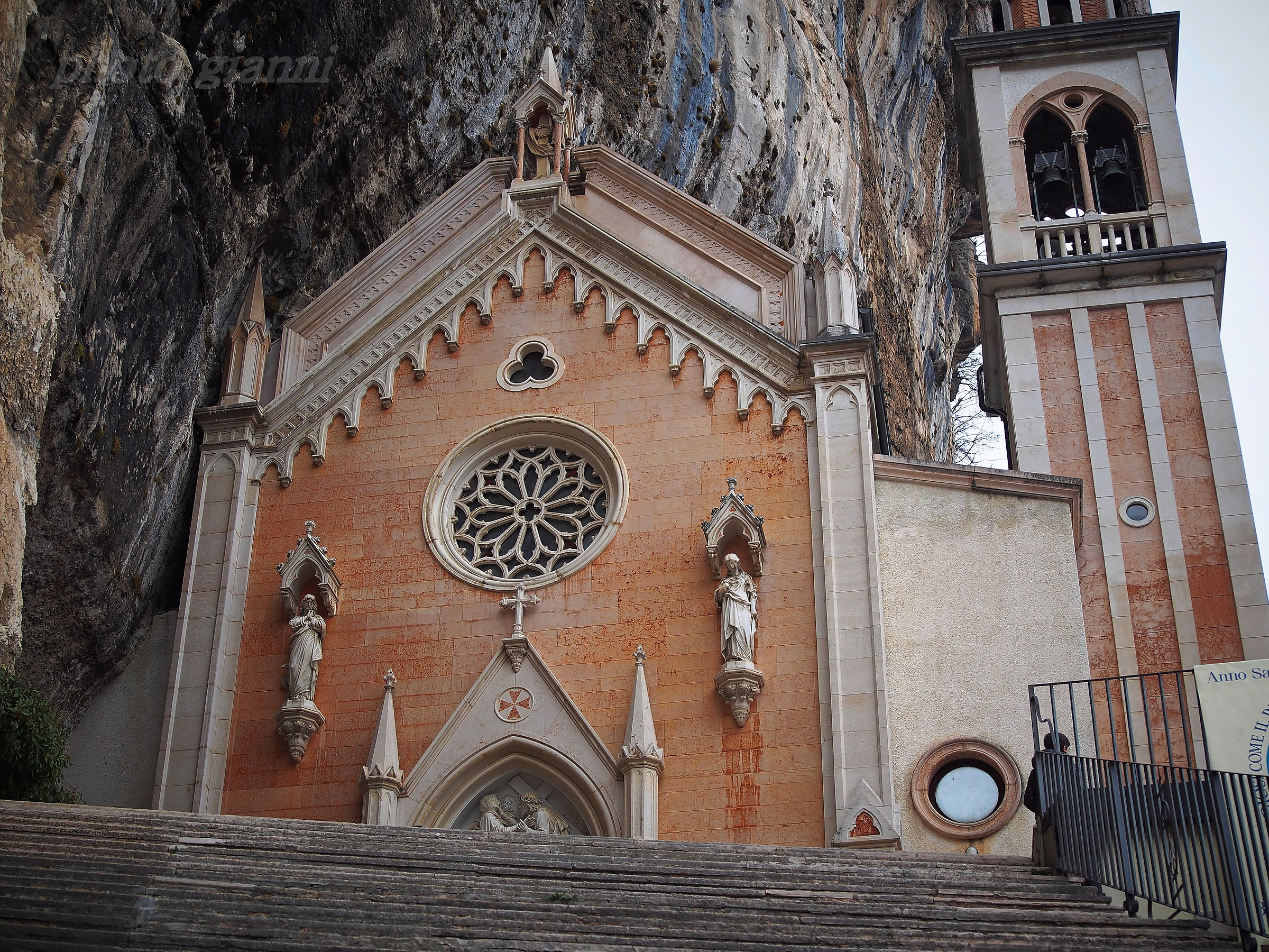 immersa nella roccia