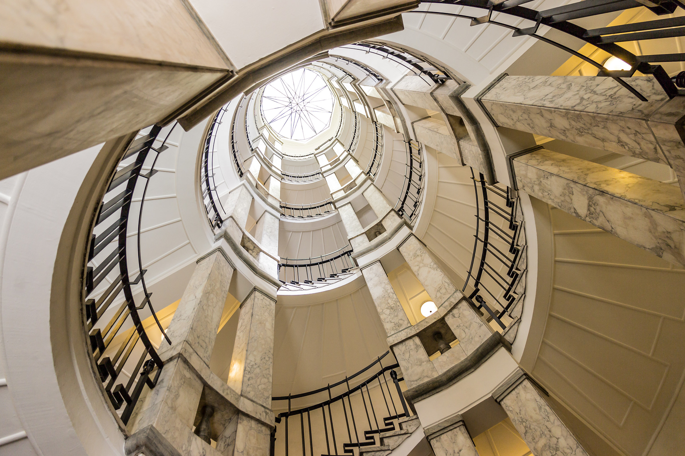 Palazzo Mezzanotte - Scalone