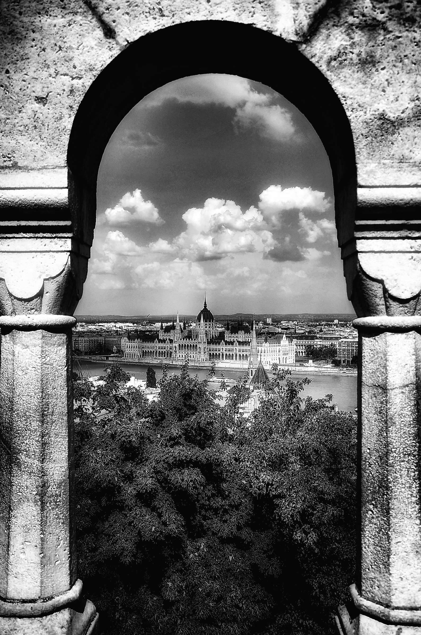 Budapest- Parlamento in cornice.. B/N