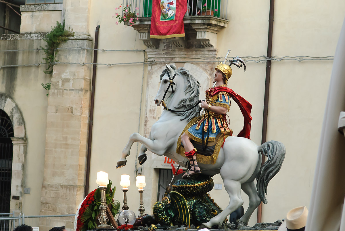 San Giorgio è uscito in processione...