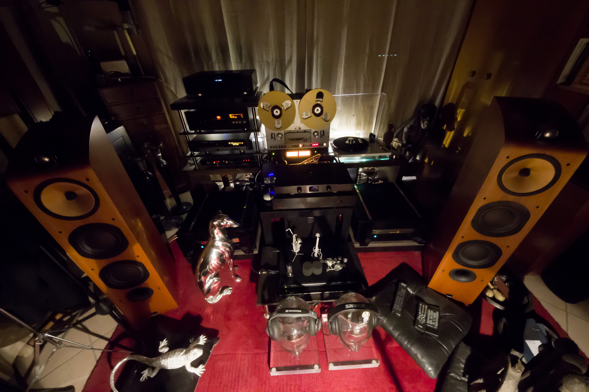 ladies and gentlemen please sit down, make silence and