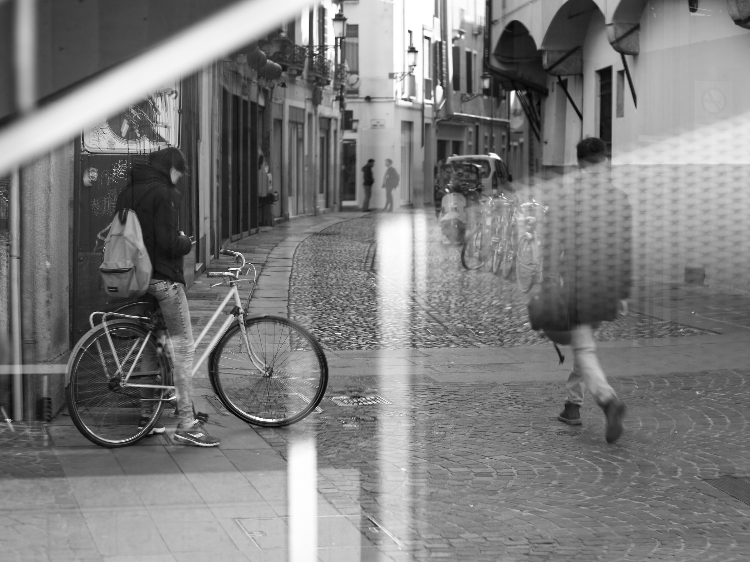 Momento di riflessione in b/n