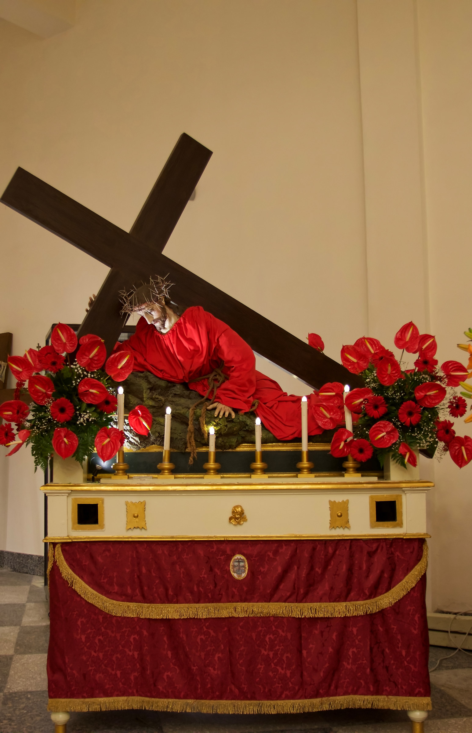 Christ falls the first time