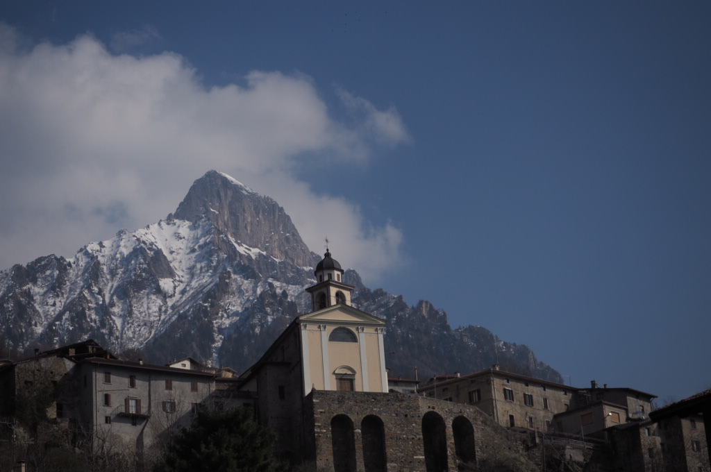 La Chiesa e il Pizzo Badile