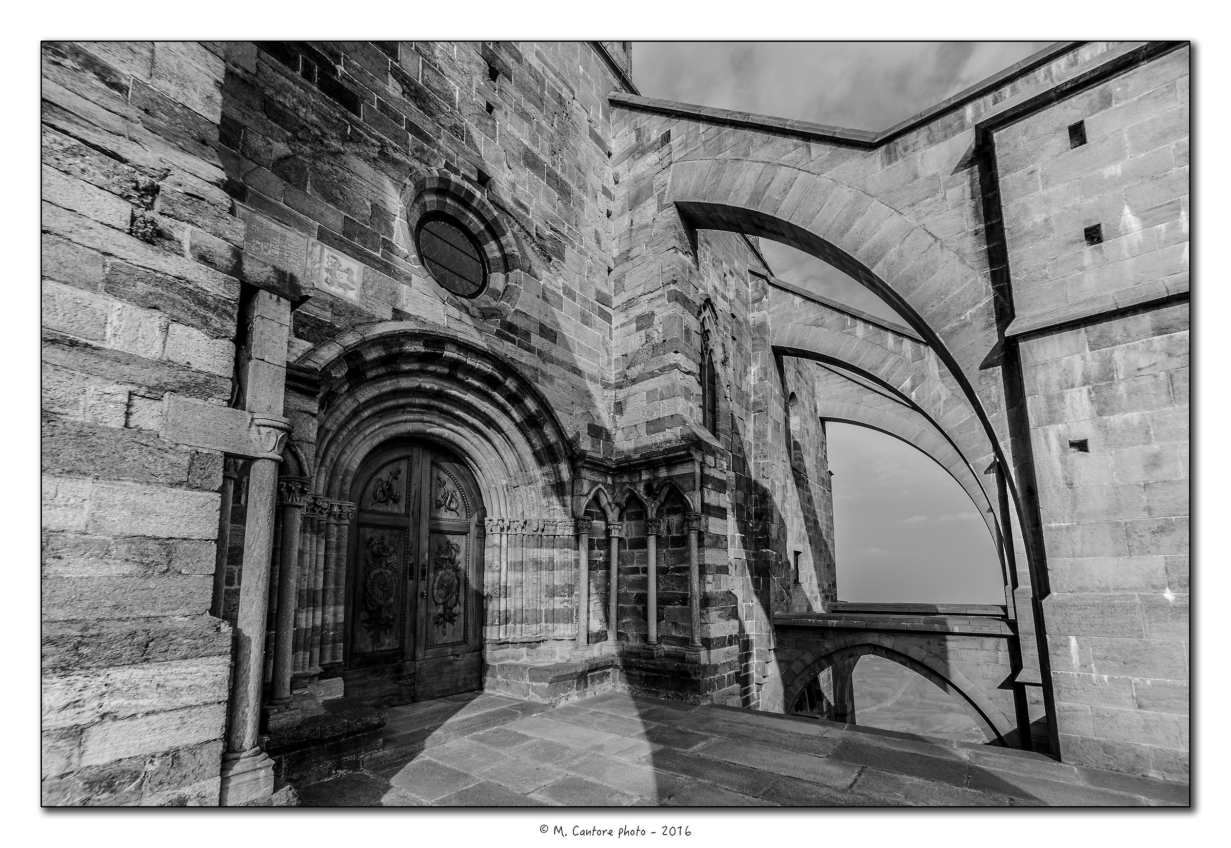 Poortone d'ingresso della Chiesa e gli Archi rampanti