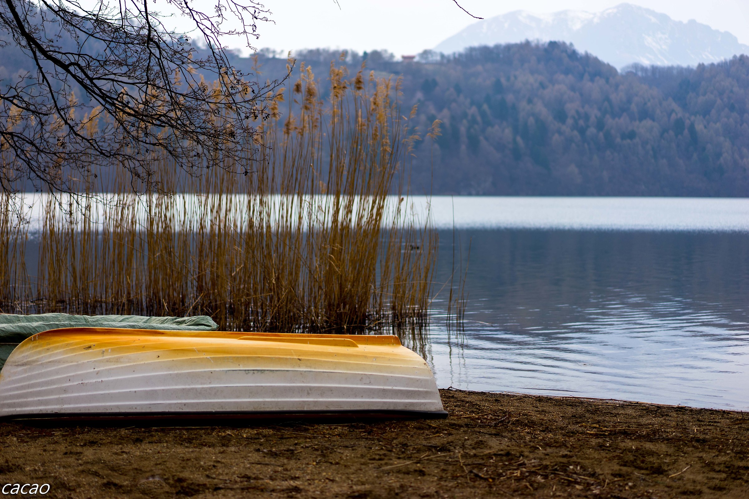 sulle sponde del lago