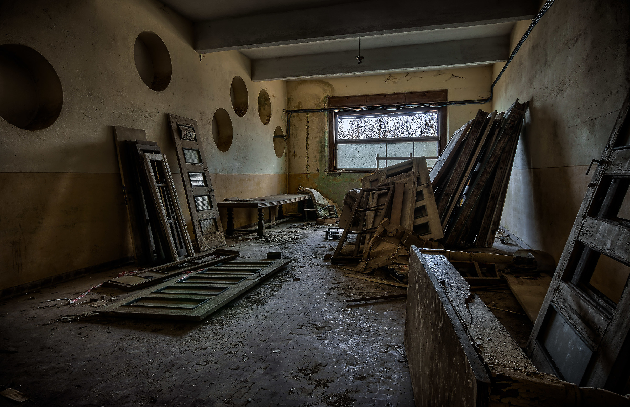 Colonia di Montemaggio...la stanza delle vecchie porte