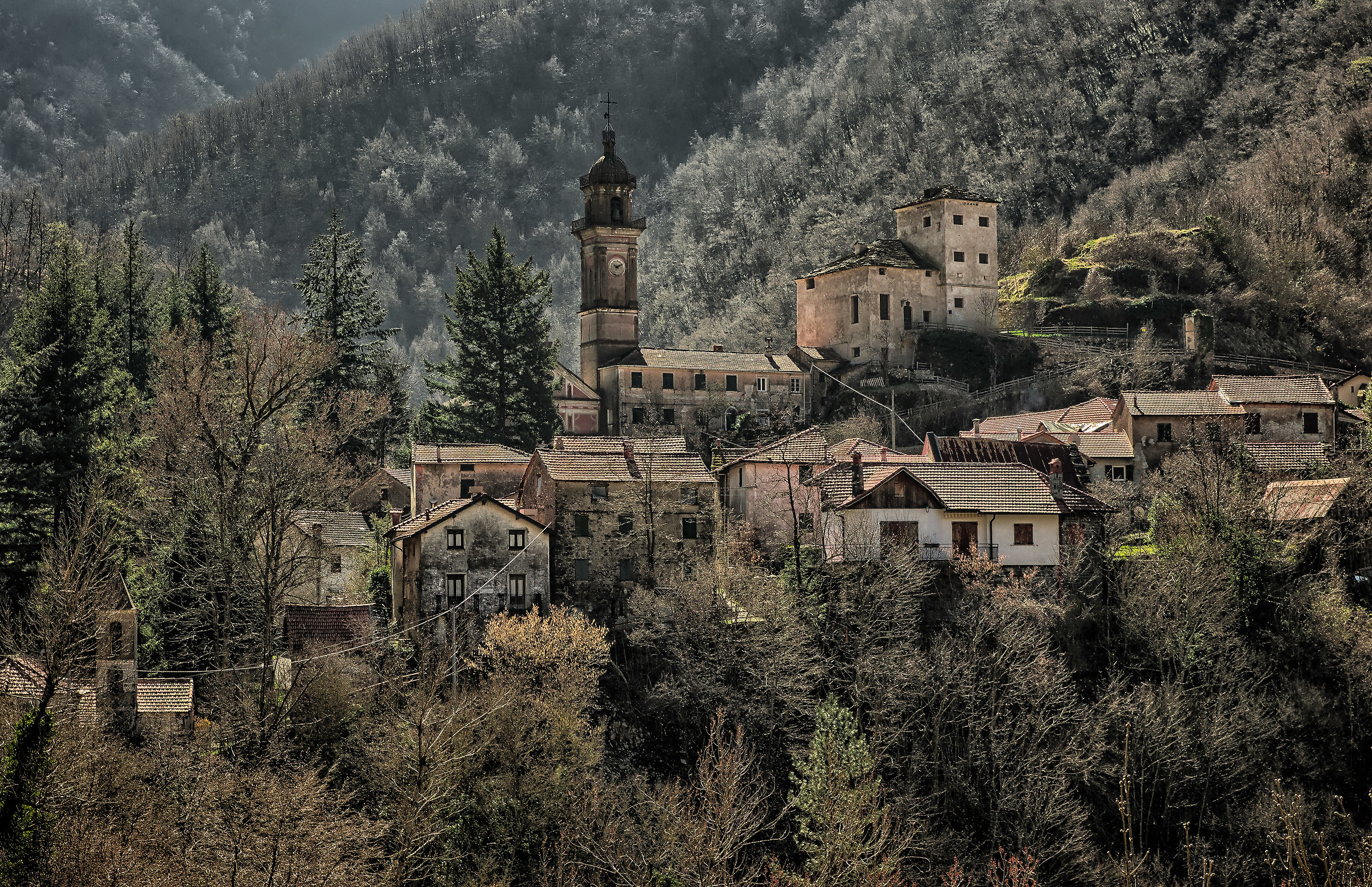 Senarega (Ge) with its castle, semi-abandoned village