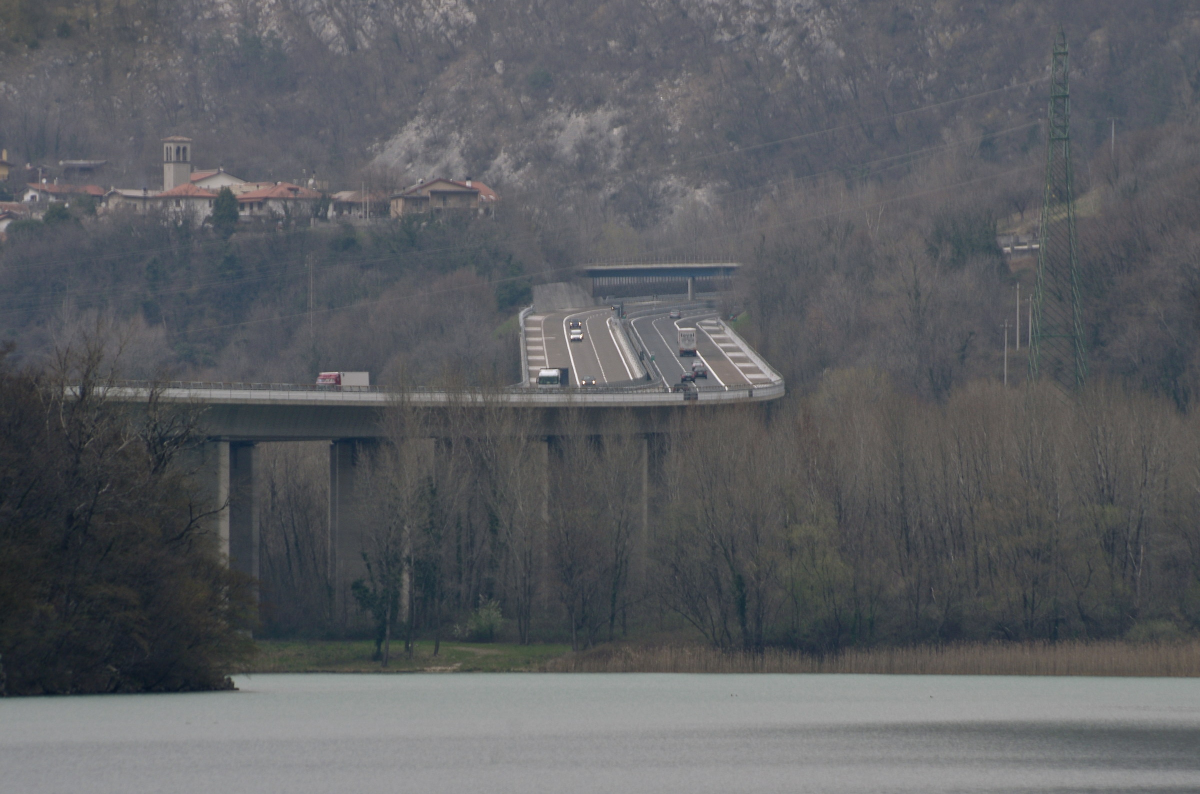 autostrada tra lago e paese