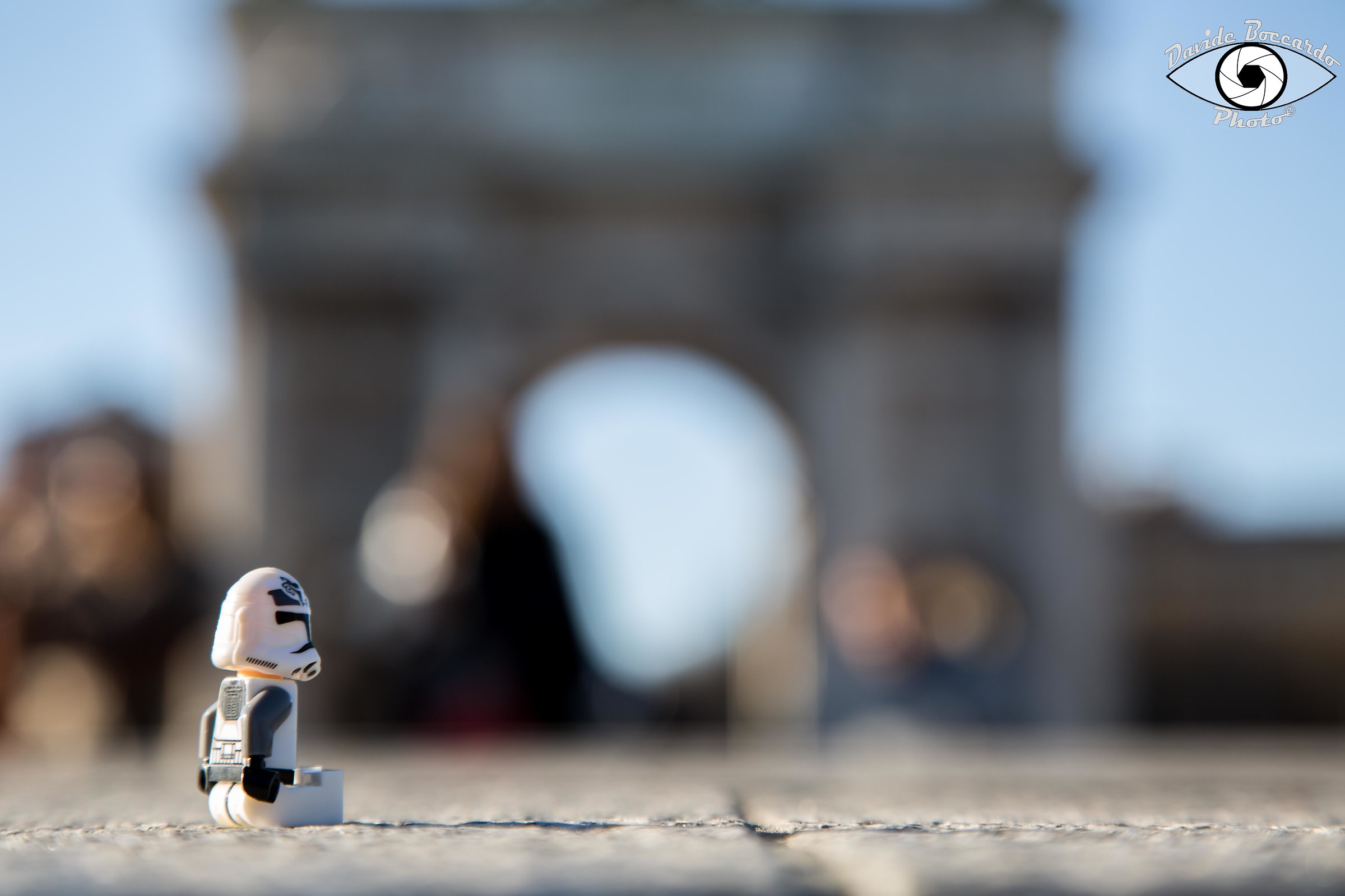 A break of the Arc de Triomphe in Milan