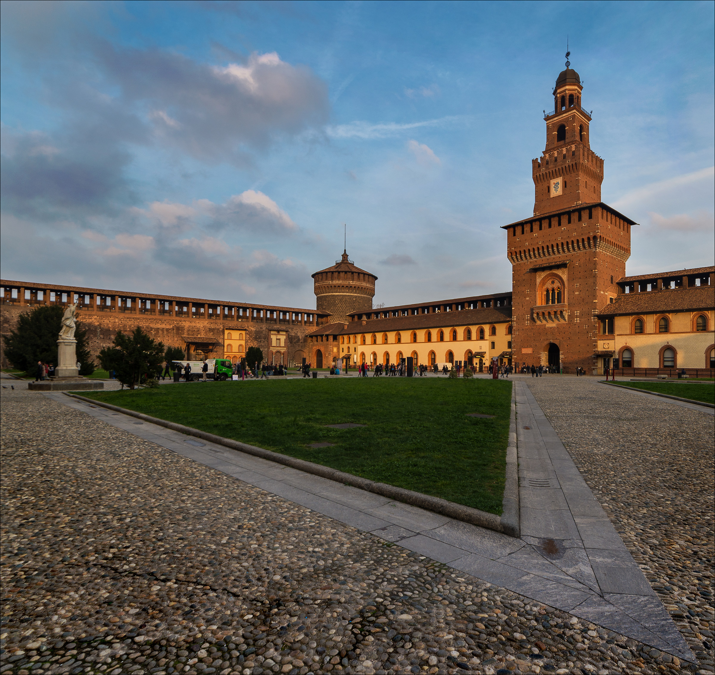 Castello Sforzesco (Cortile)