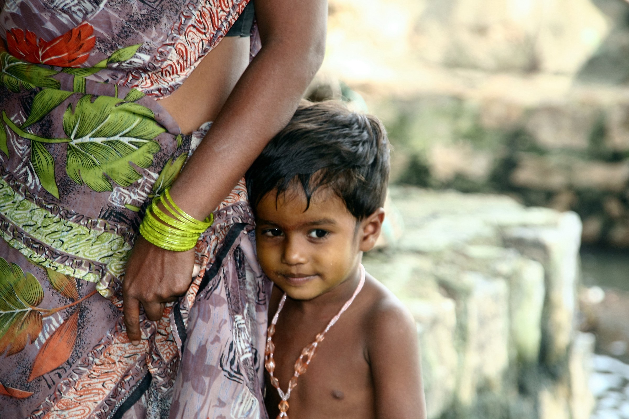 si nasconde dietro alla mamma