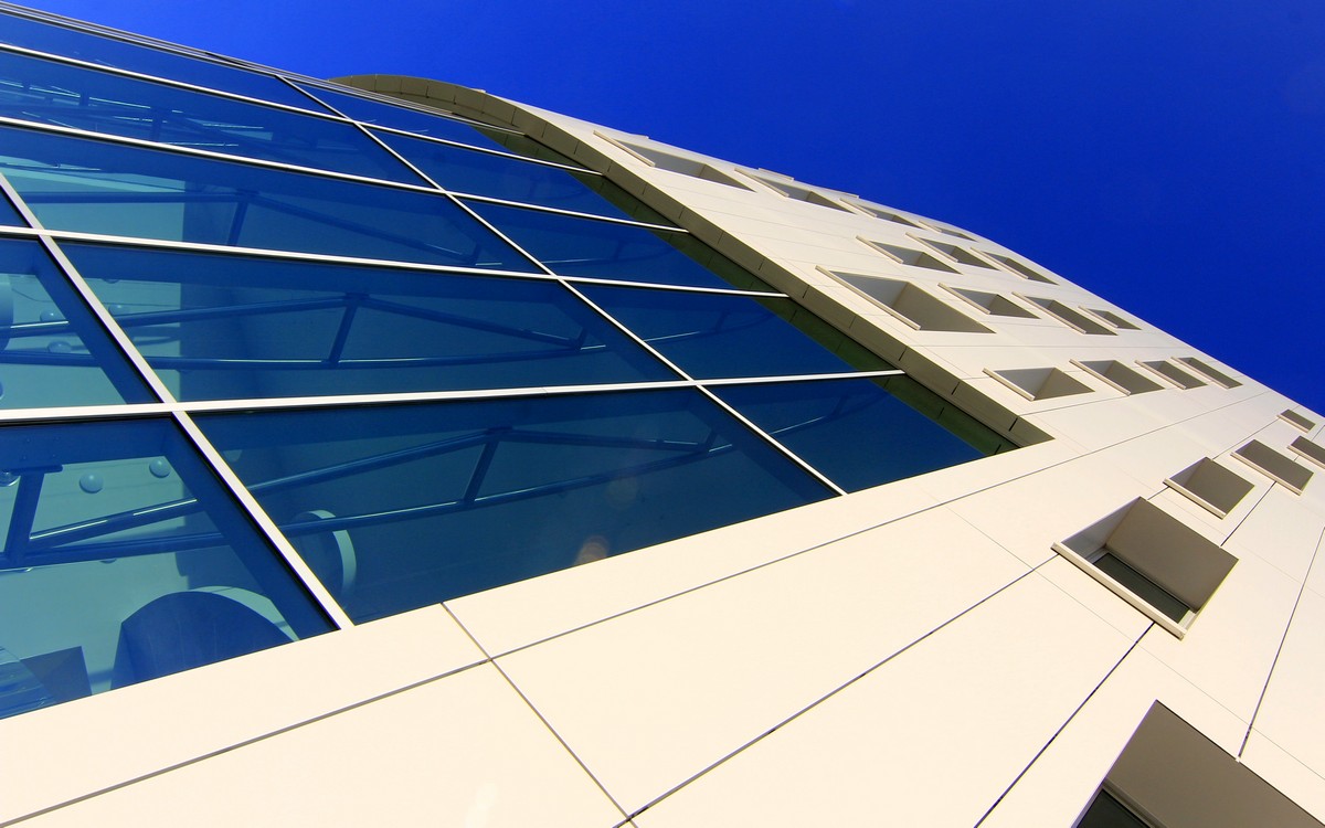 Strong directional center