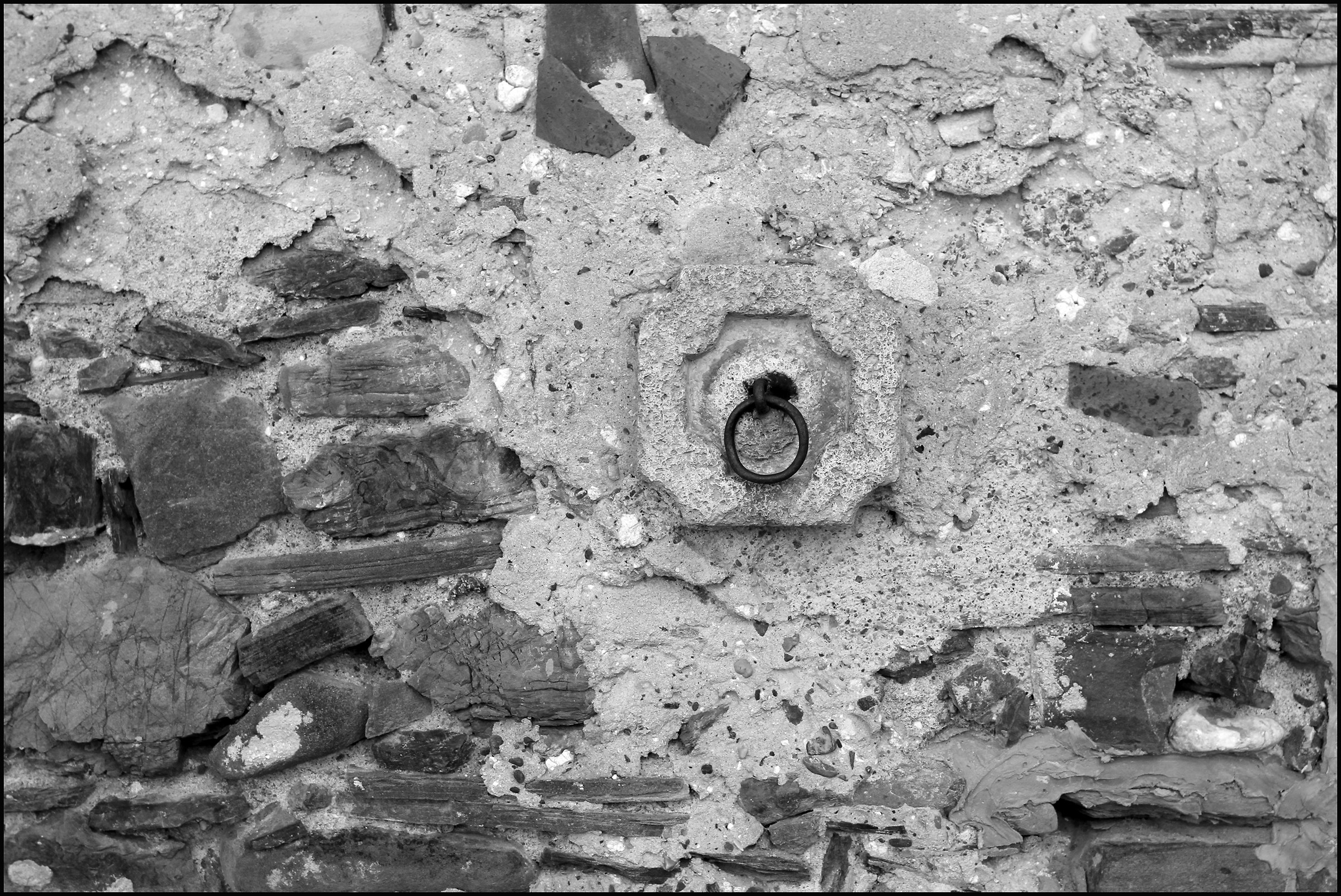 ancient walls that resist over time ....