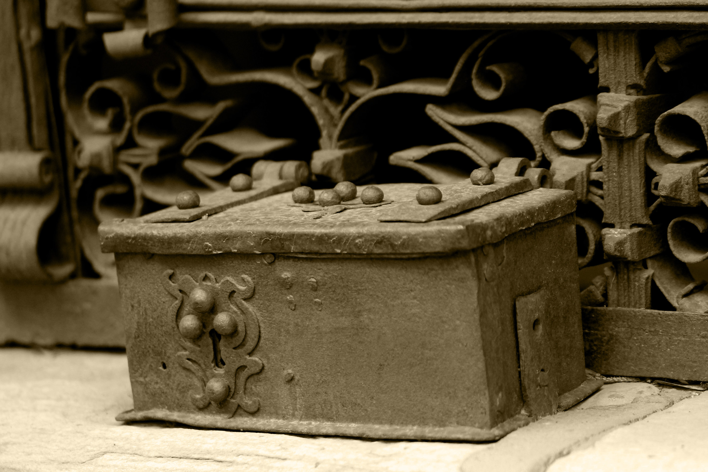 Ossario di Cepina -particolare 4 cassetta per elemosine