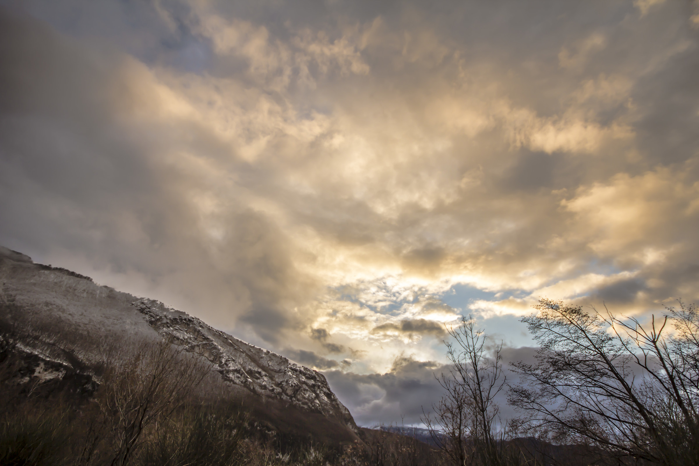 tramonto tra la neve