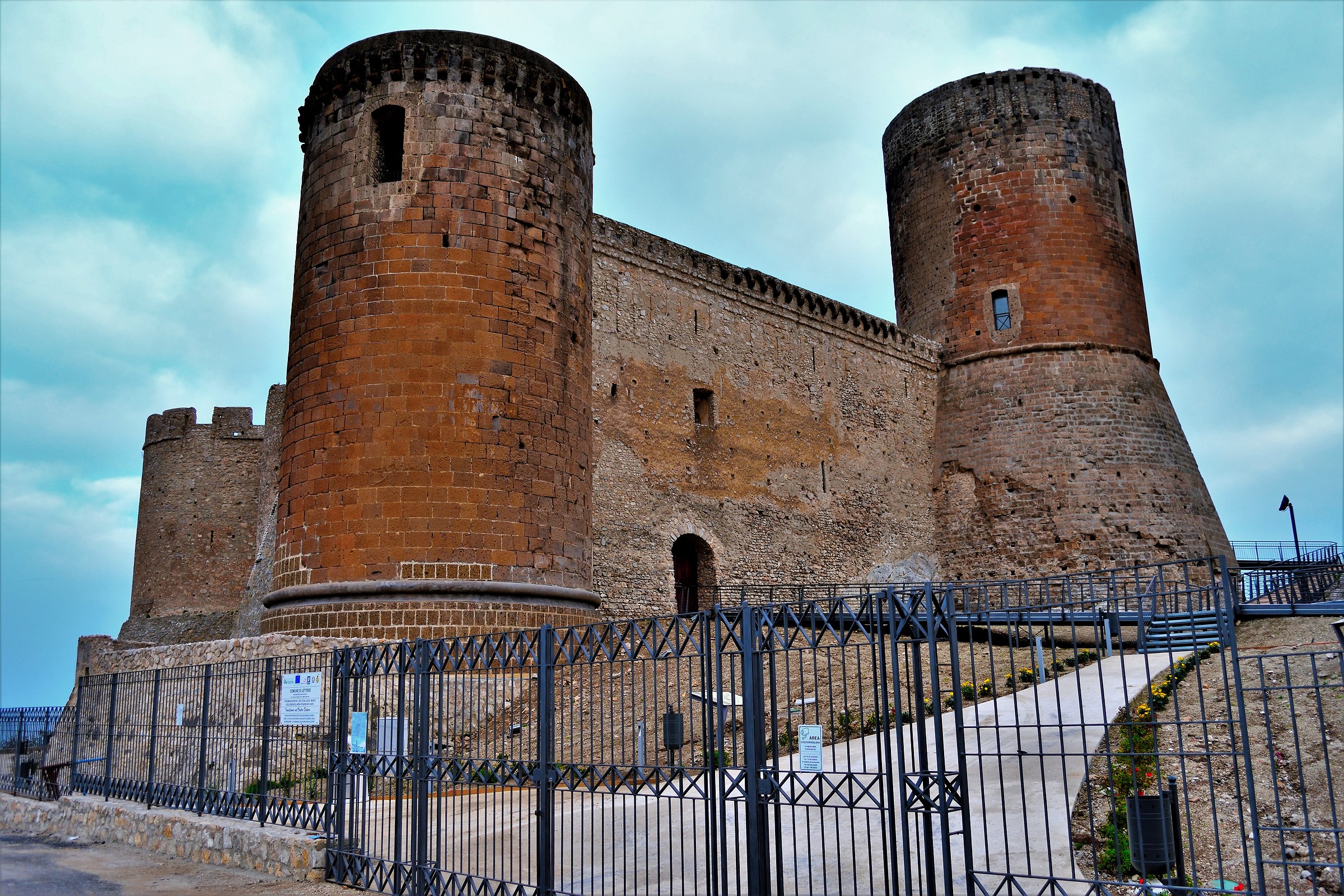 Castello di Lettere... facciata