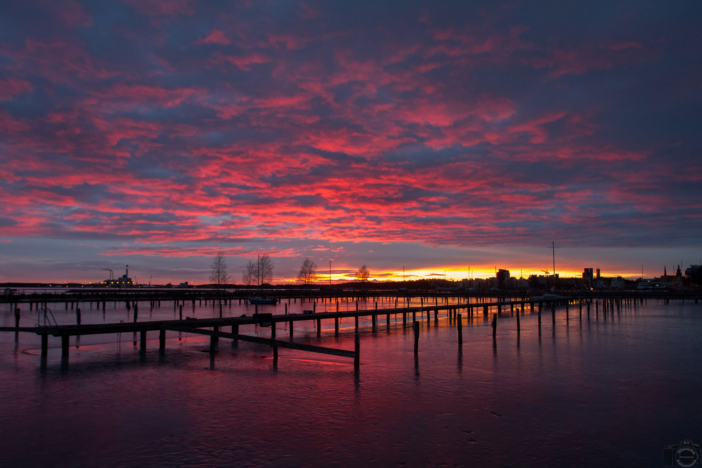 Tramonto sul lago ghiacciato a Västerås-Svezia
