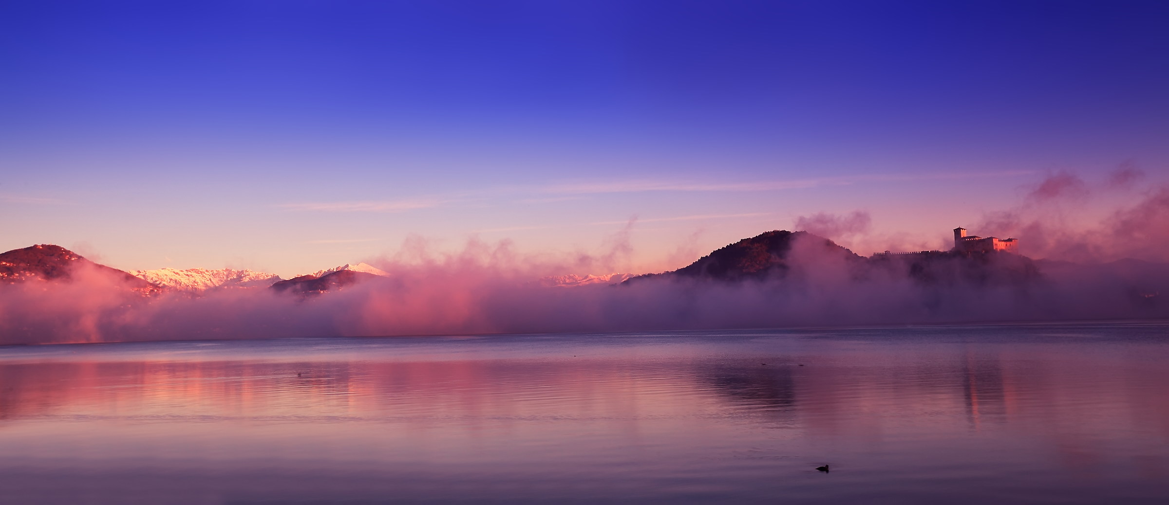 La nebbia ed il lago al mattino