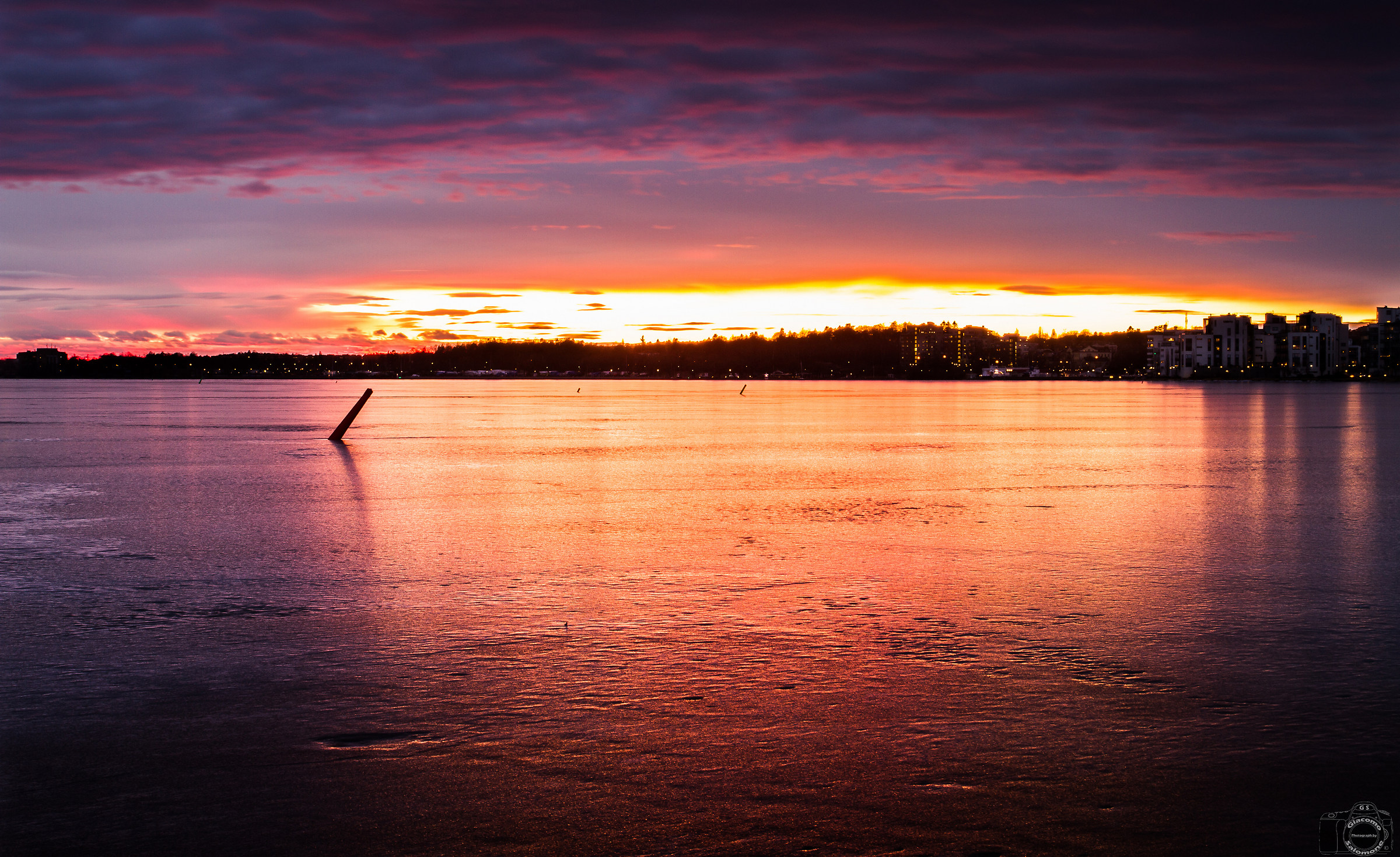 Quando il tramonto infuoca il lago ghiacciato..Väster&a...