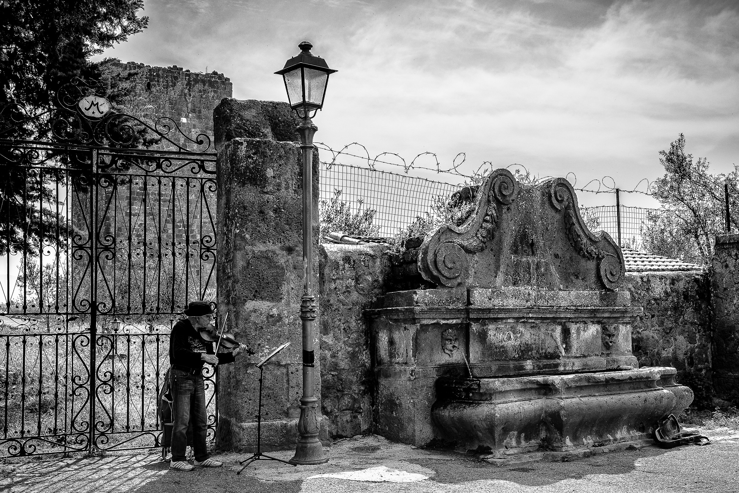 El purtava i scarp del tennis el sunava da per lu