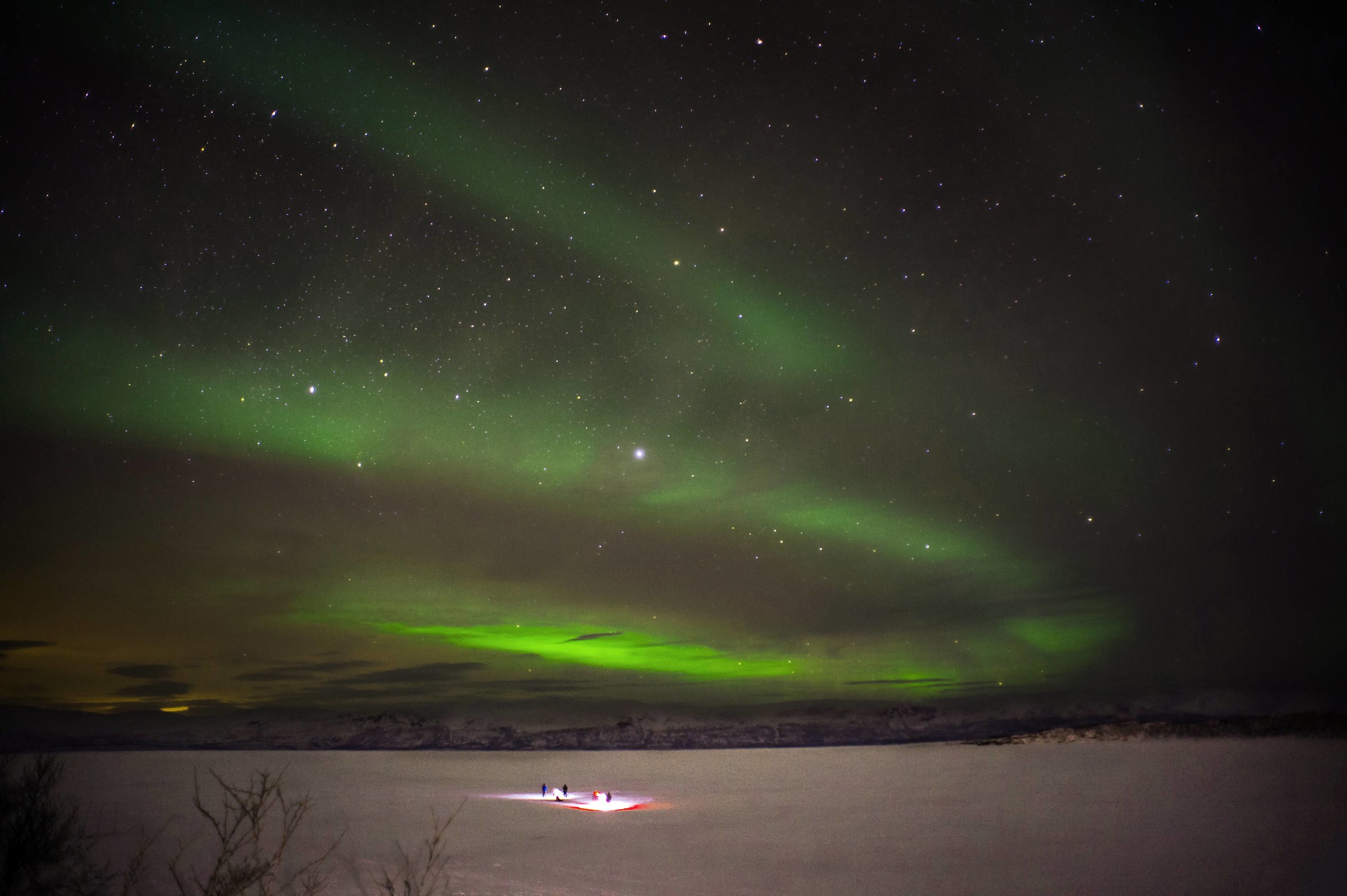 Aurora boreale sul lago ghiacciato