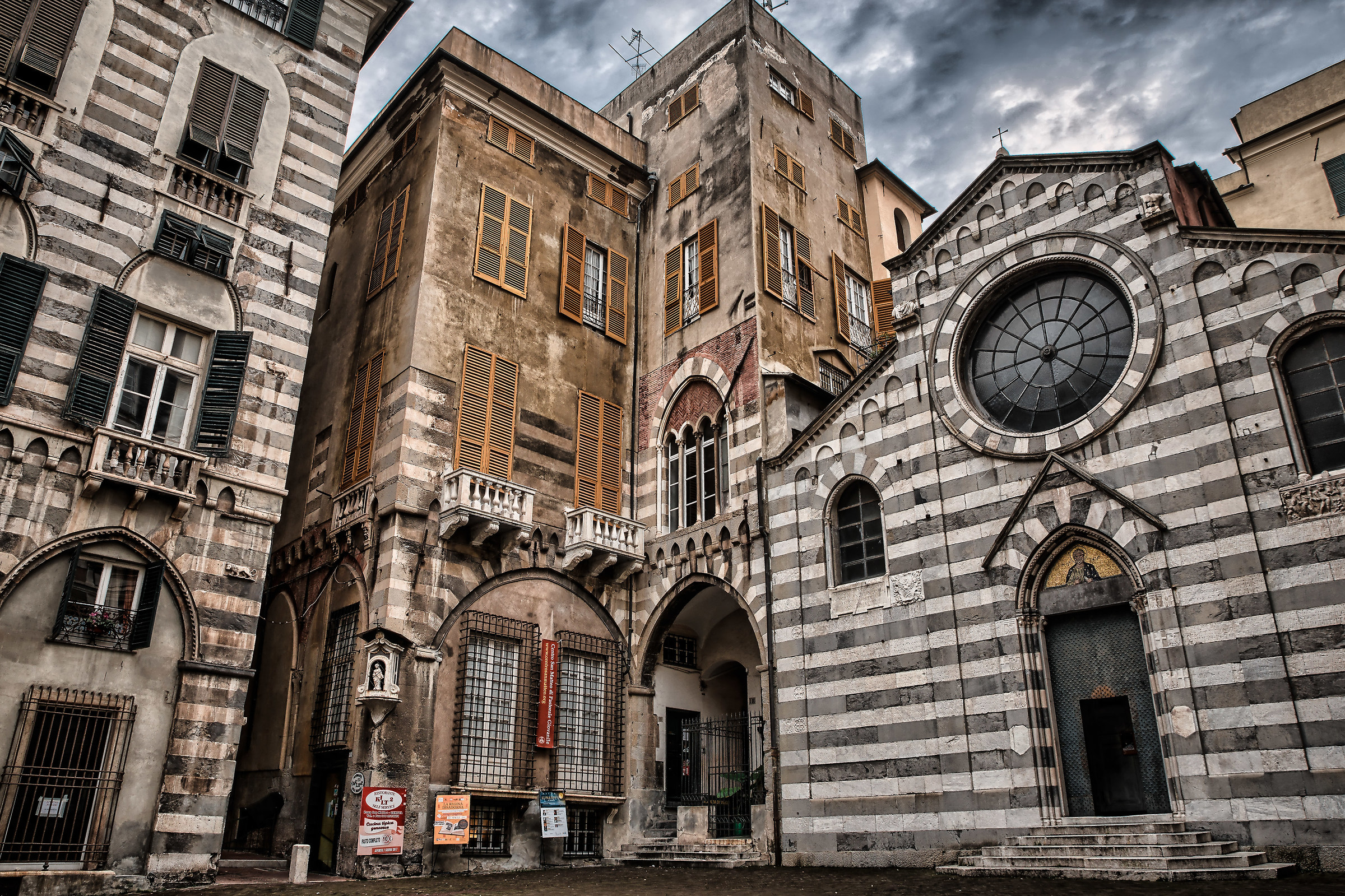 Genova , Piazza San Matteo...