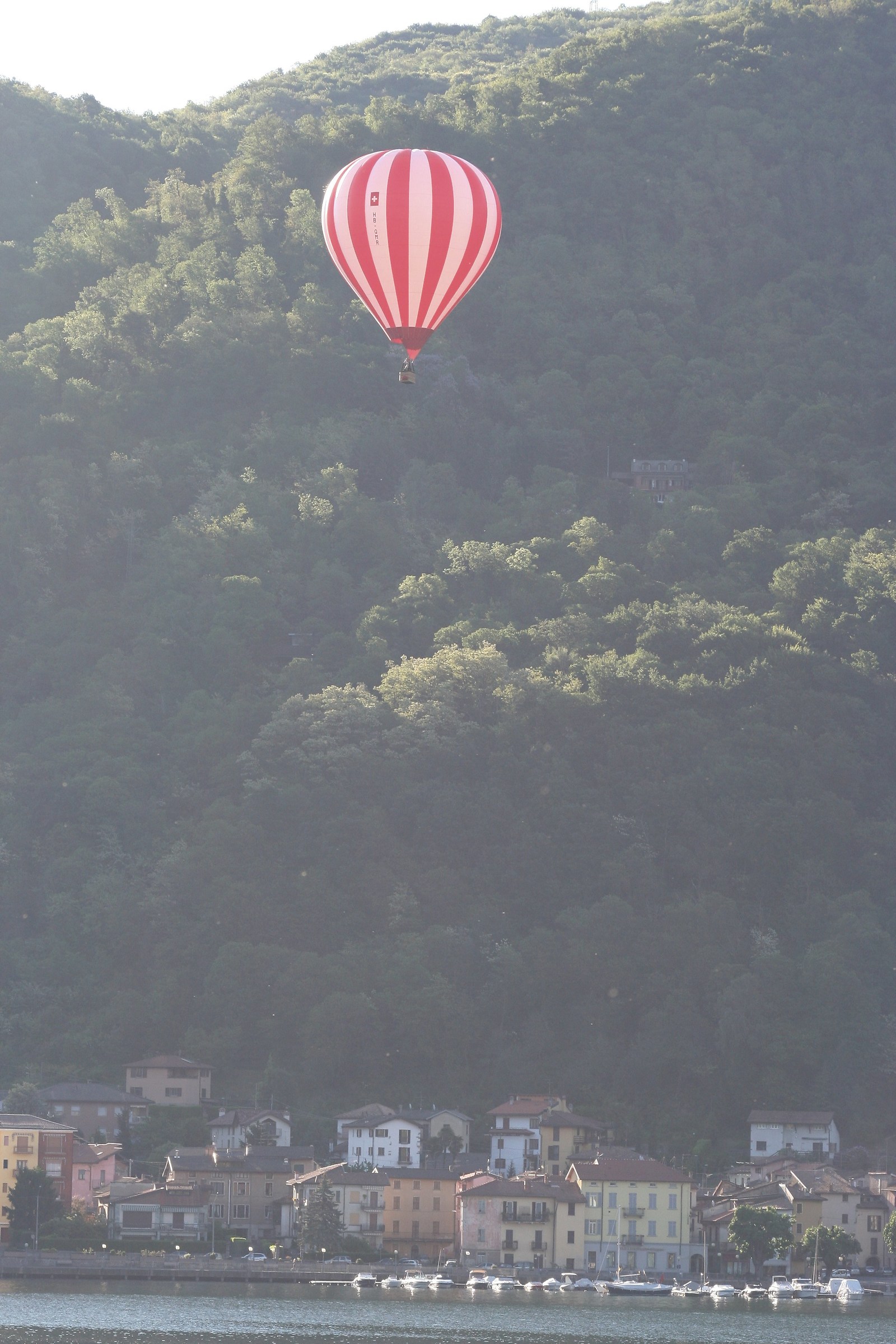 Mongolfiera sul lago