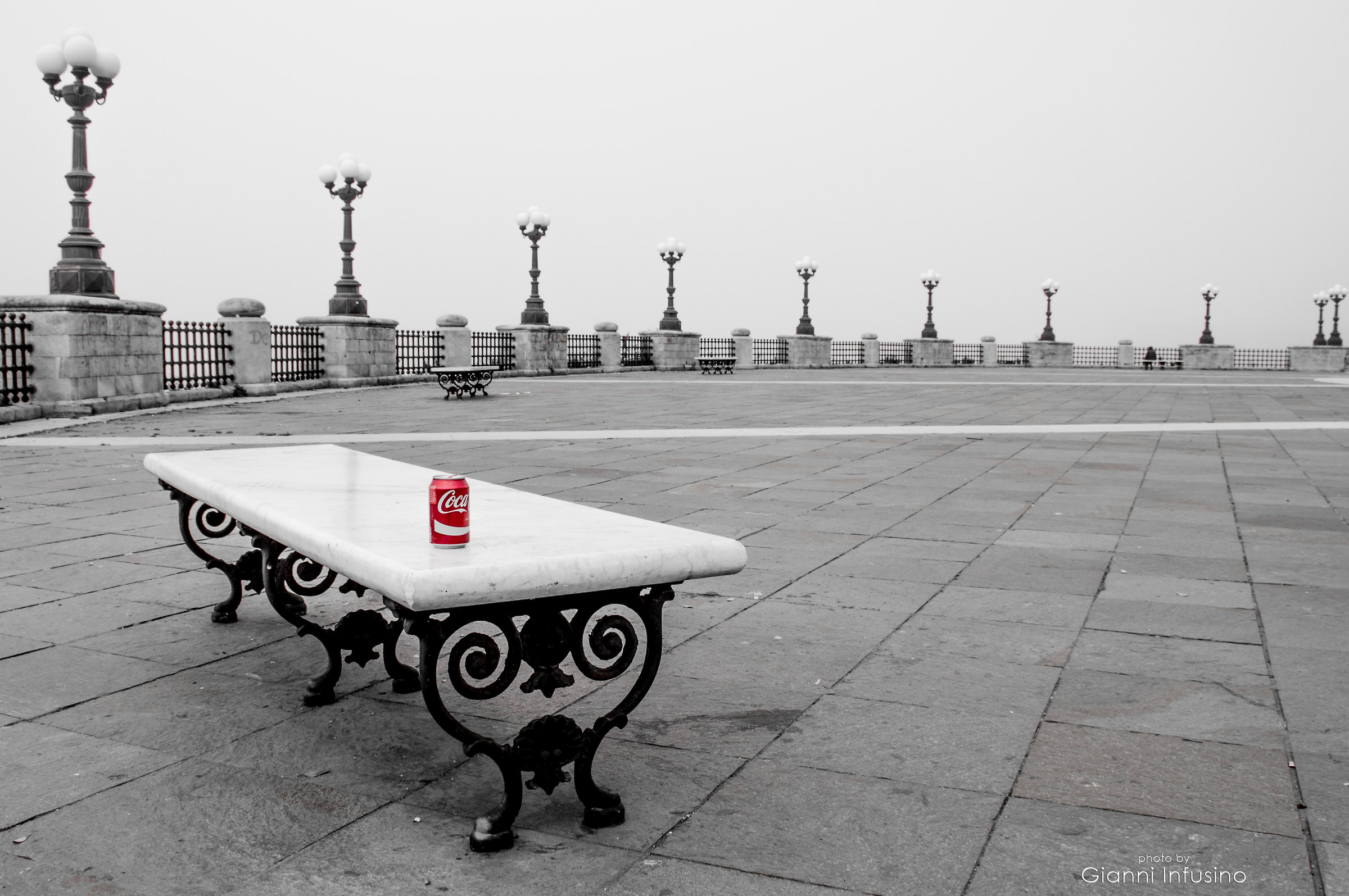 Lattina sola, sulla panchina, sedotta e abbandonata