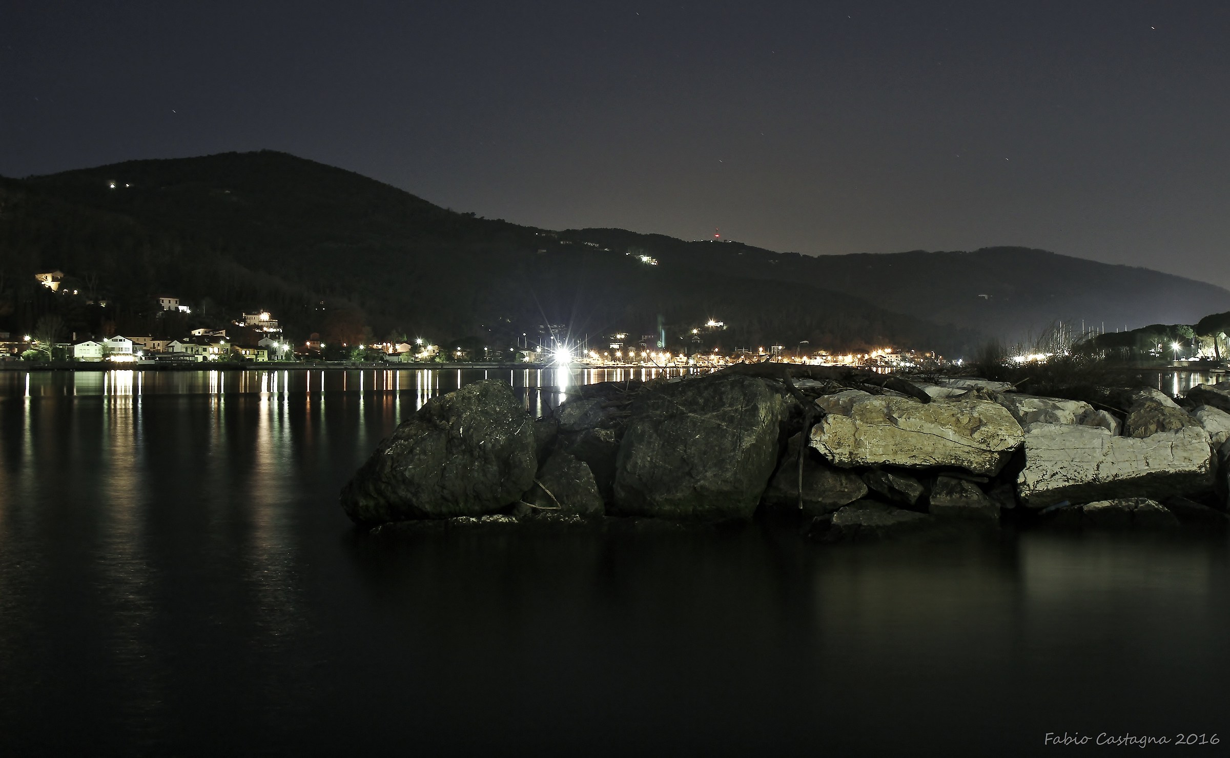 Luci oltre gli scogli