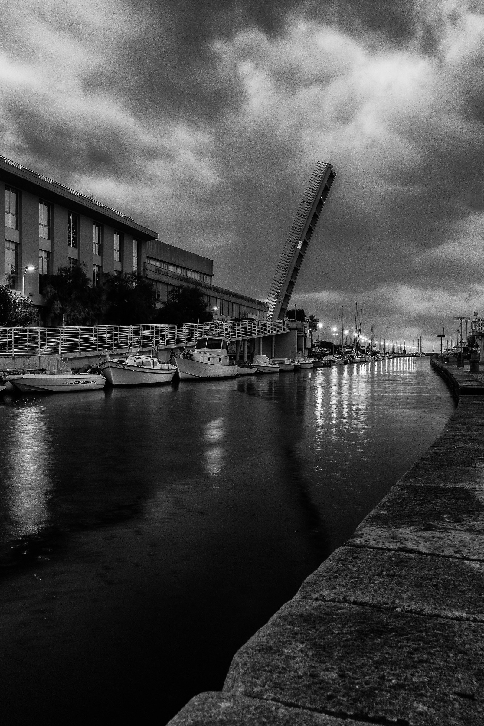 80 ° degrees of separation