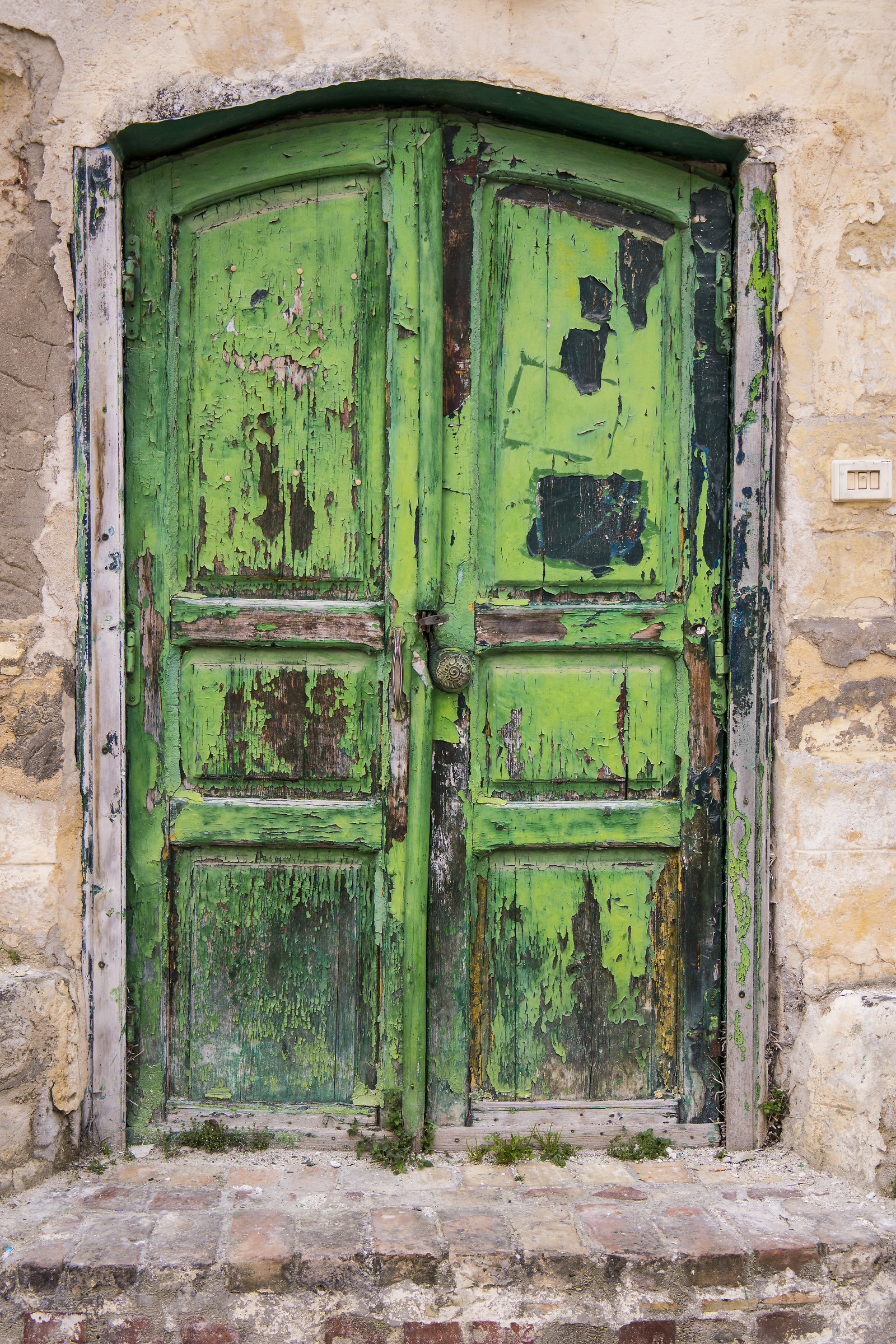 Porta bisognosa di restauro