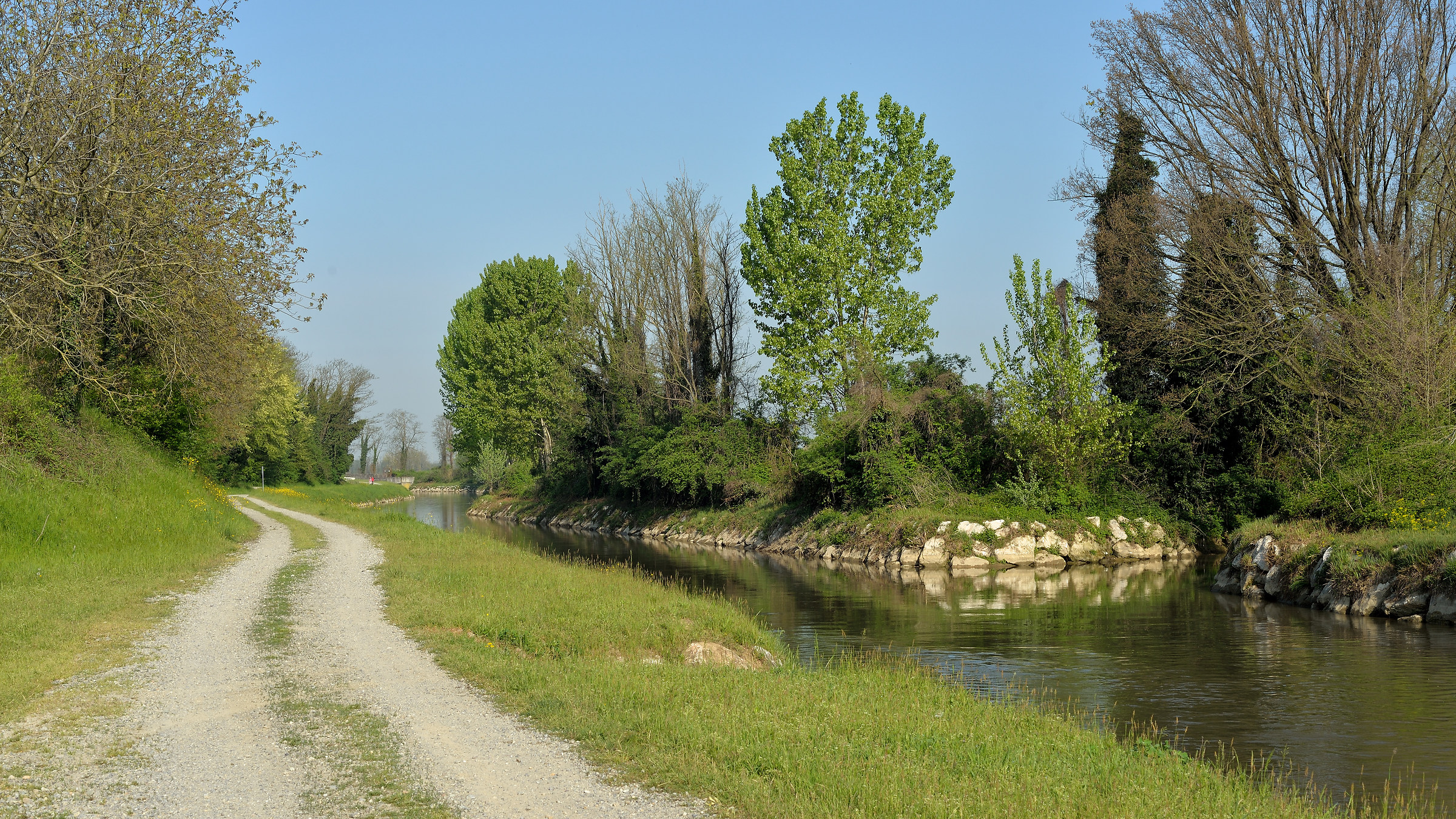 Una passeggiata lungo il naviglio